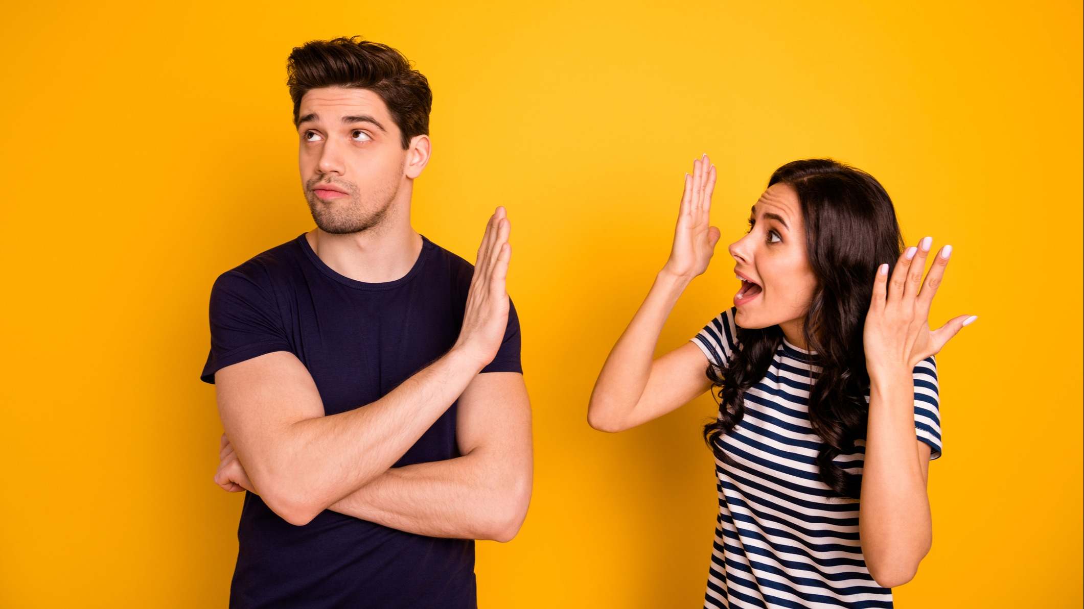 Hombre evita hablar con su pareja