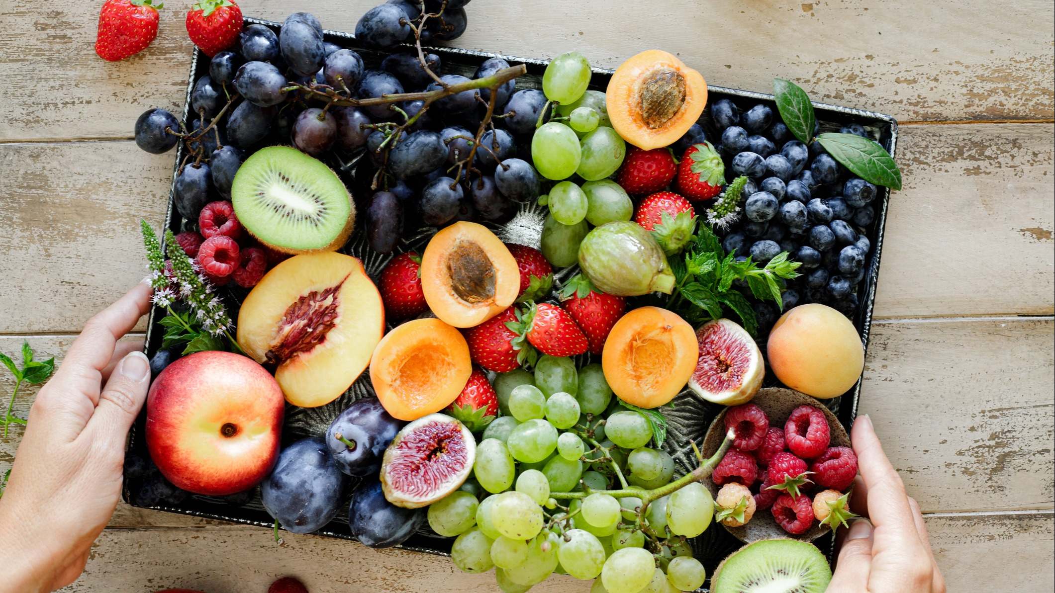Bandeja de fruta en una mesa de madera
