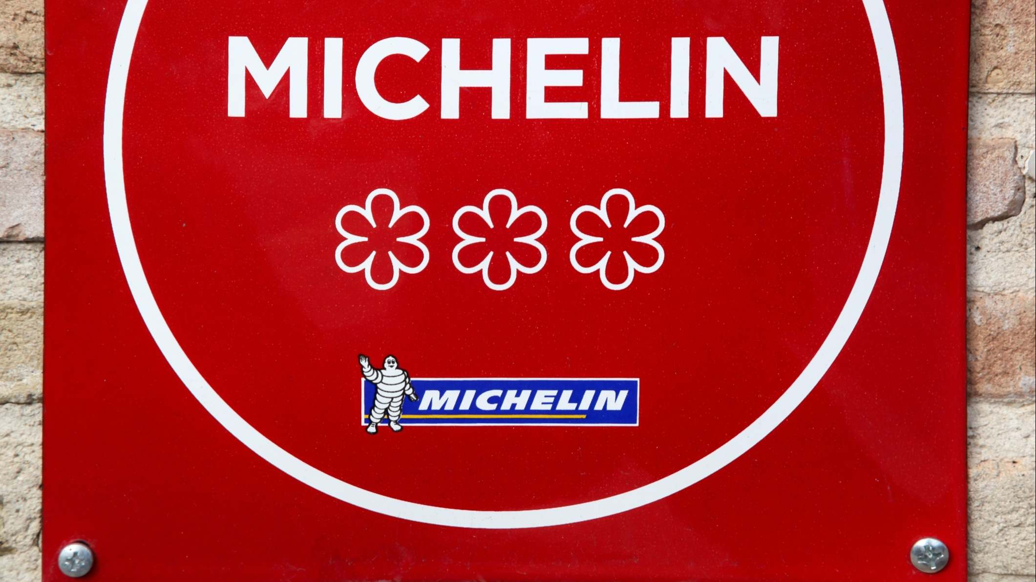 Placa de un restaurante reconocido con tres Estrellas MICHELIN