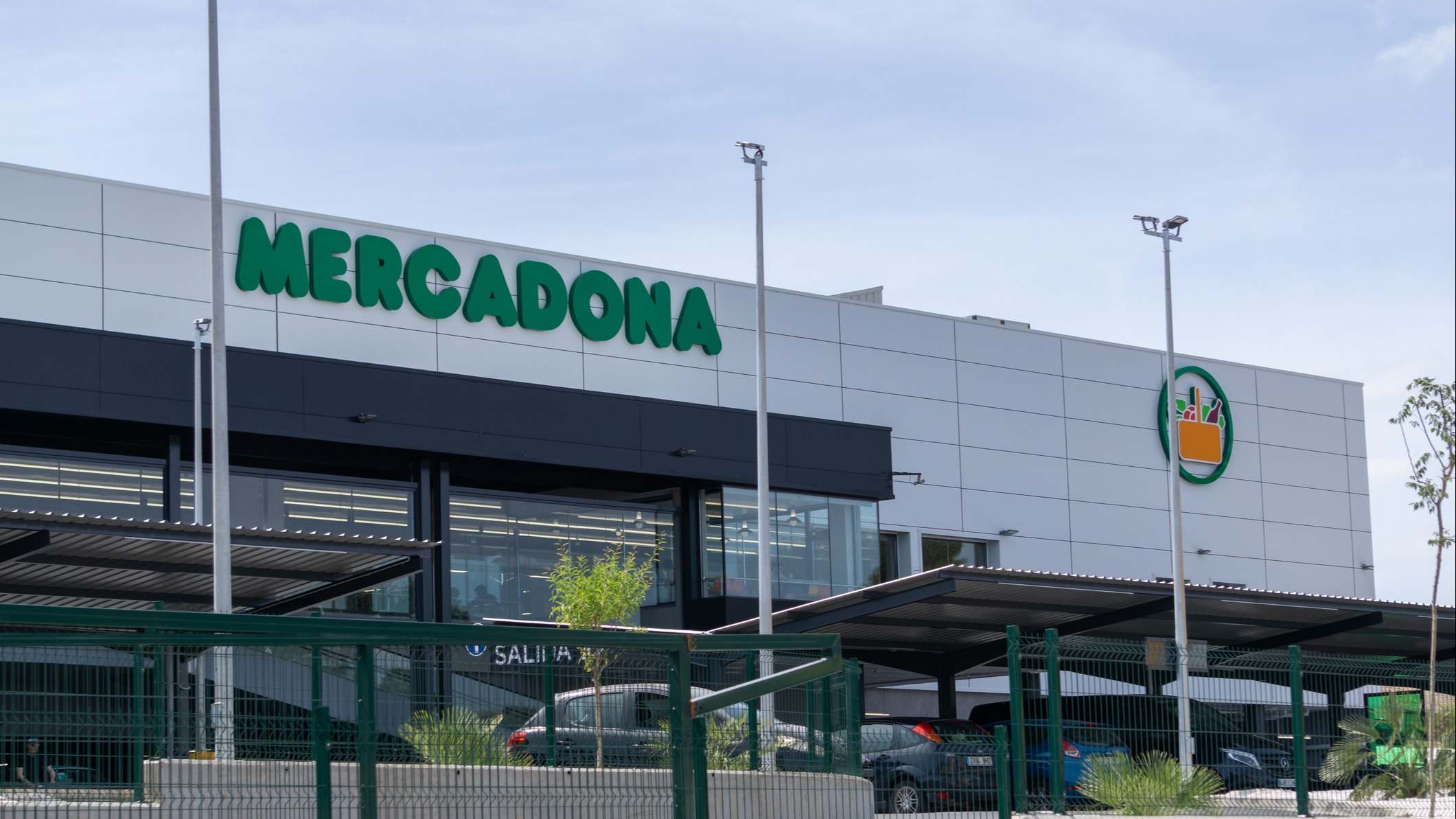 Vista frontal de la entrada de un supermercado de Mercadona