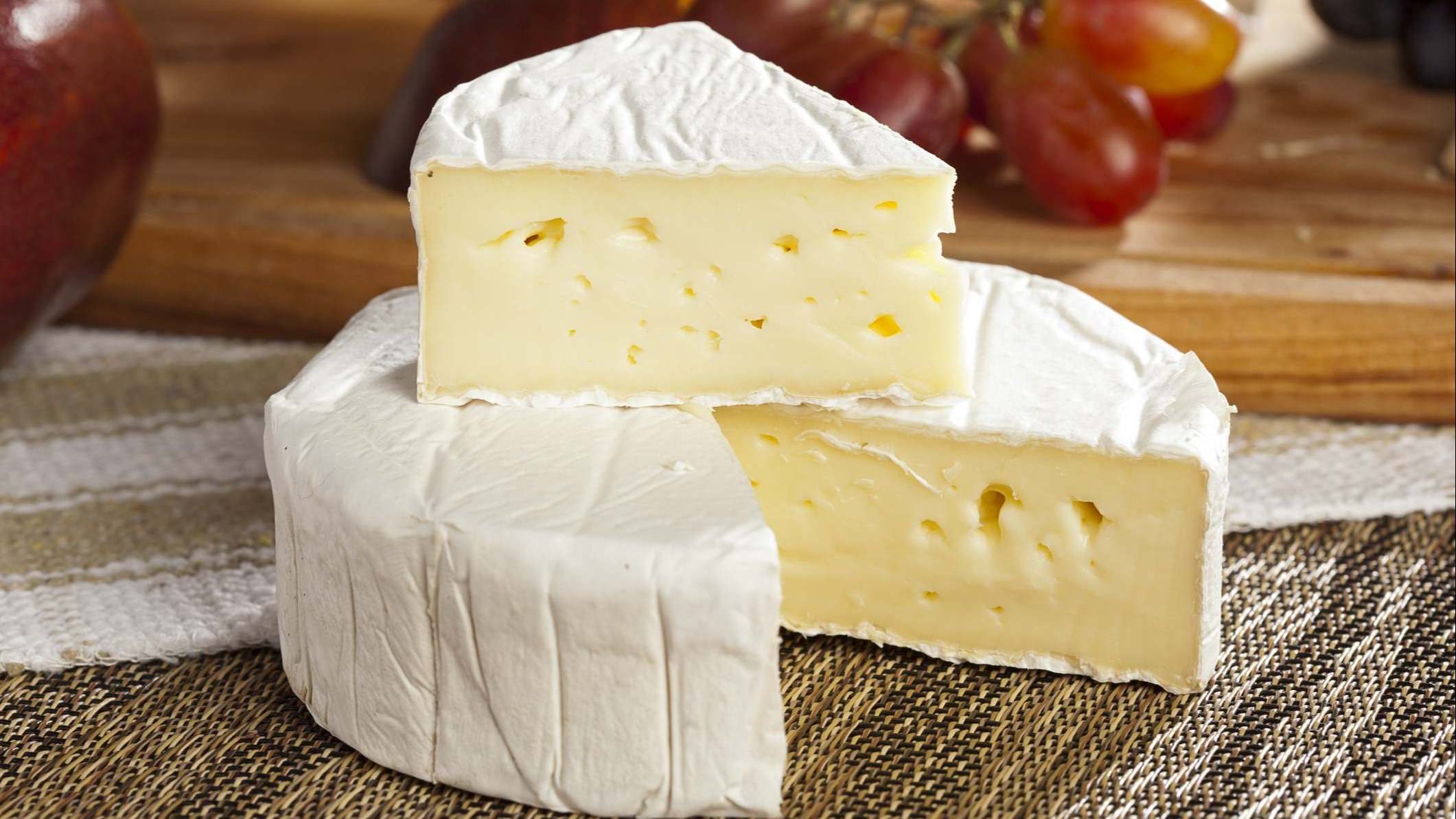 Queso brie encima de una mesa de madera