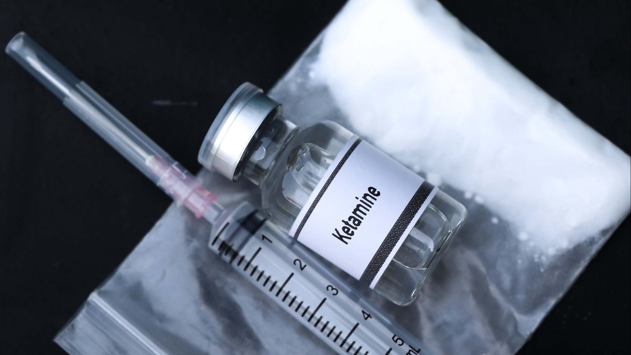Ketamina en un vial junto a una jeringuilla