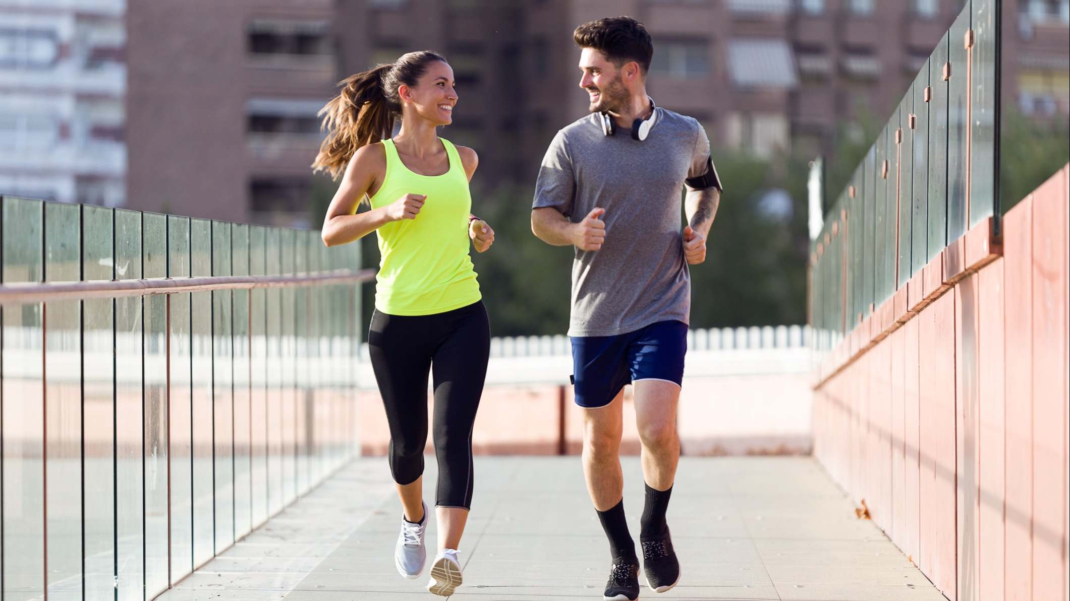 Pareja corriendo por la calle
