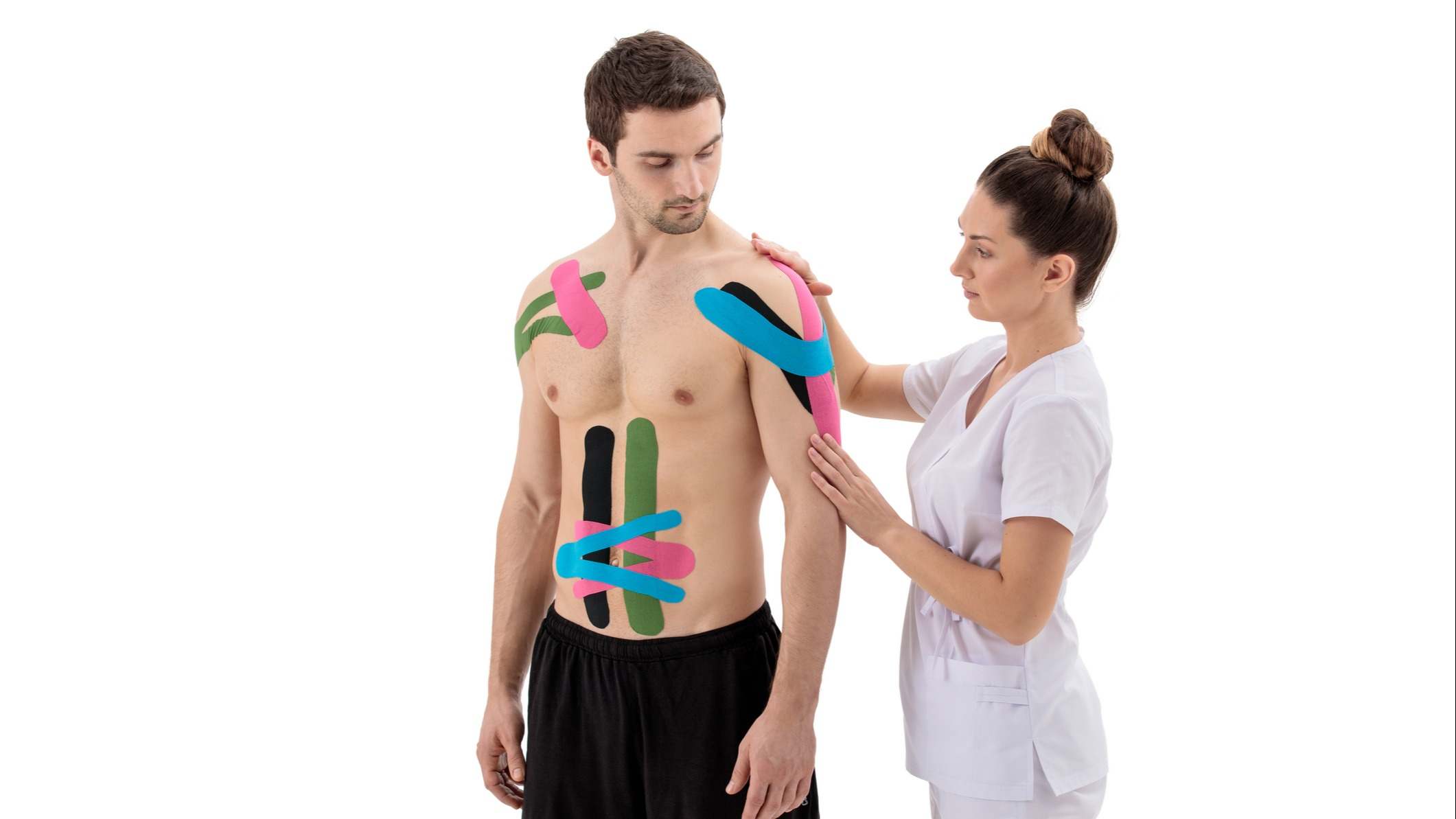 Fisioterapeuta poniendo cinta kinesio en el hombro del paciente