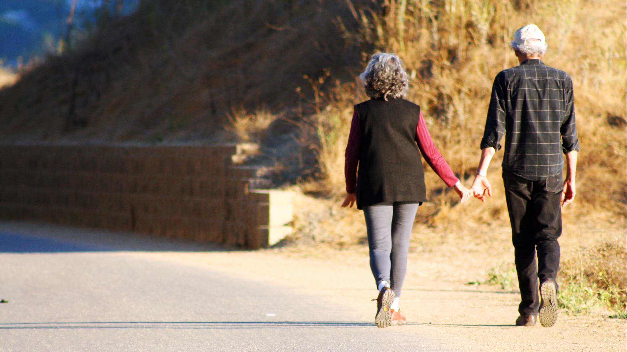 Pareja de mediana edad paseando de la mano