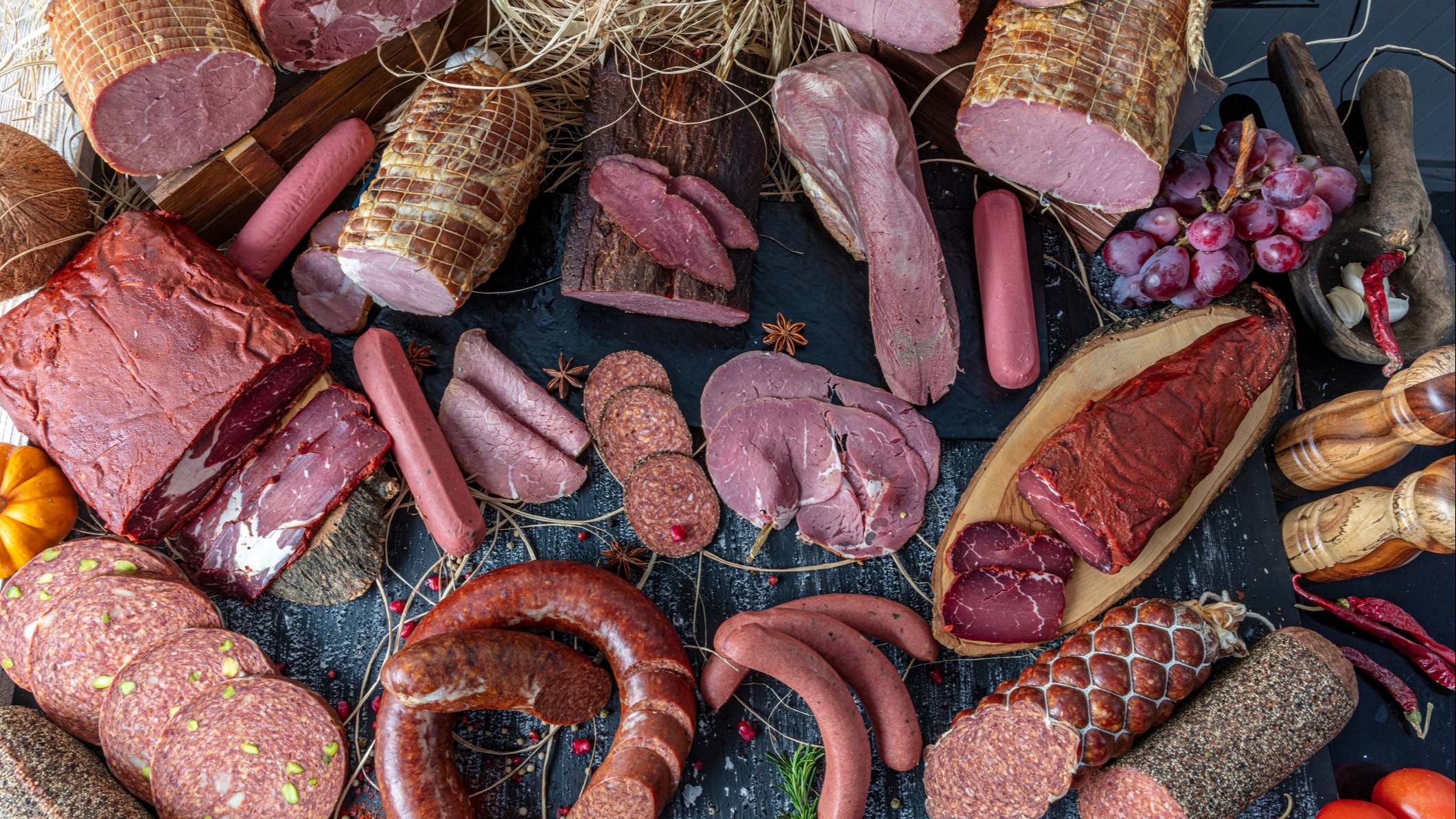 Variedad de carnes procesadas