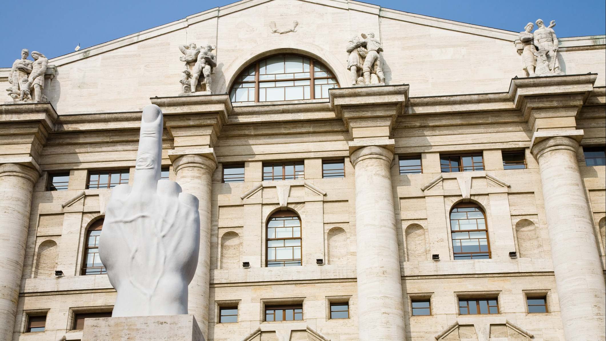 Escultura del finger de Cattelan delante de la bolsa de Milán
