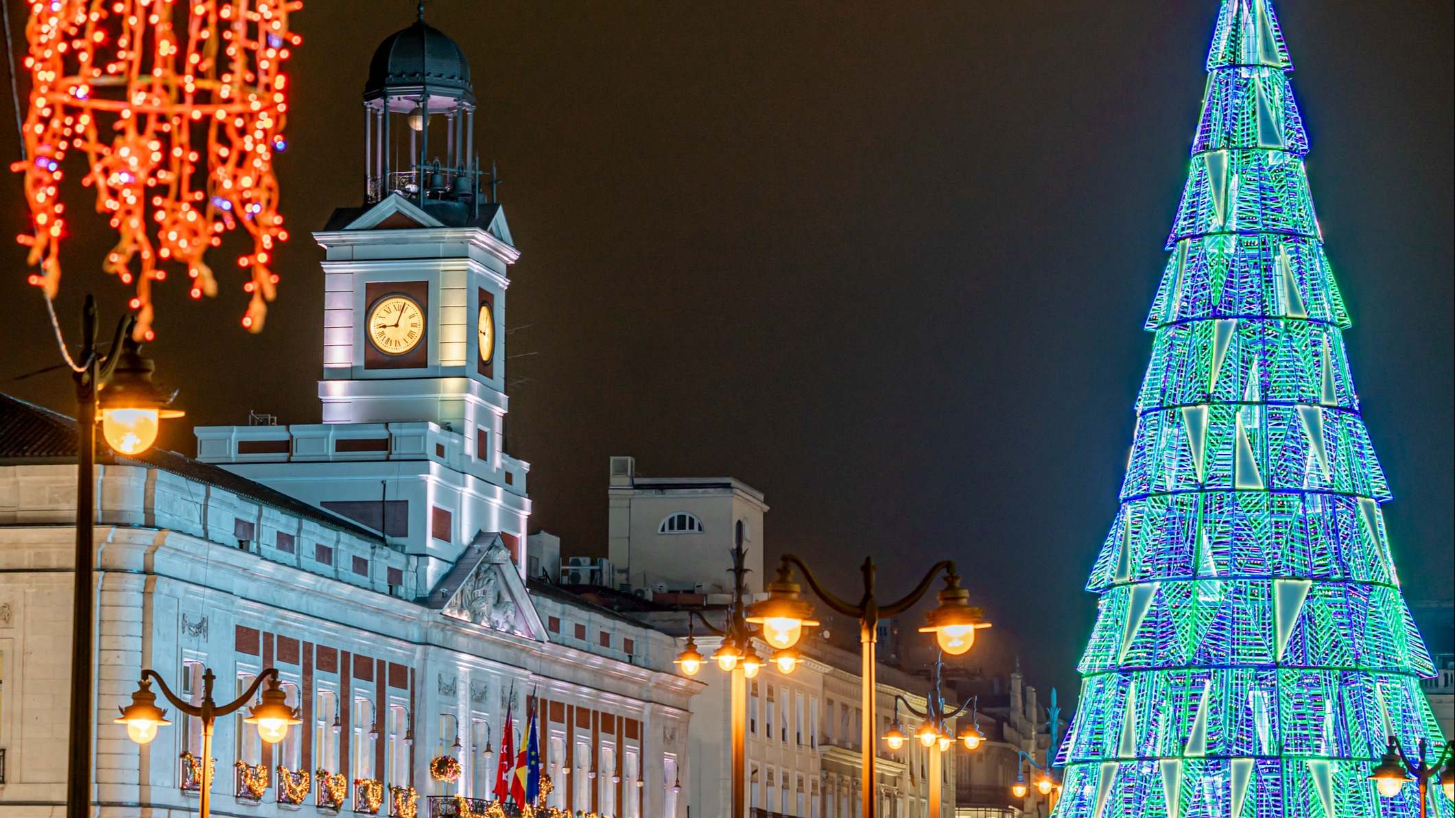 Puerta del Sol de Madrid con iluminación y decoración típica y un árbol de navidad