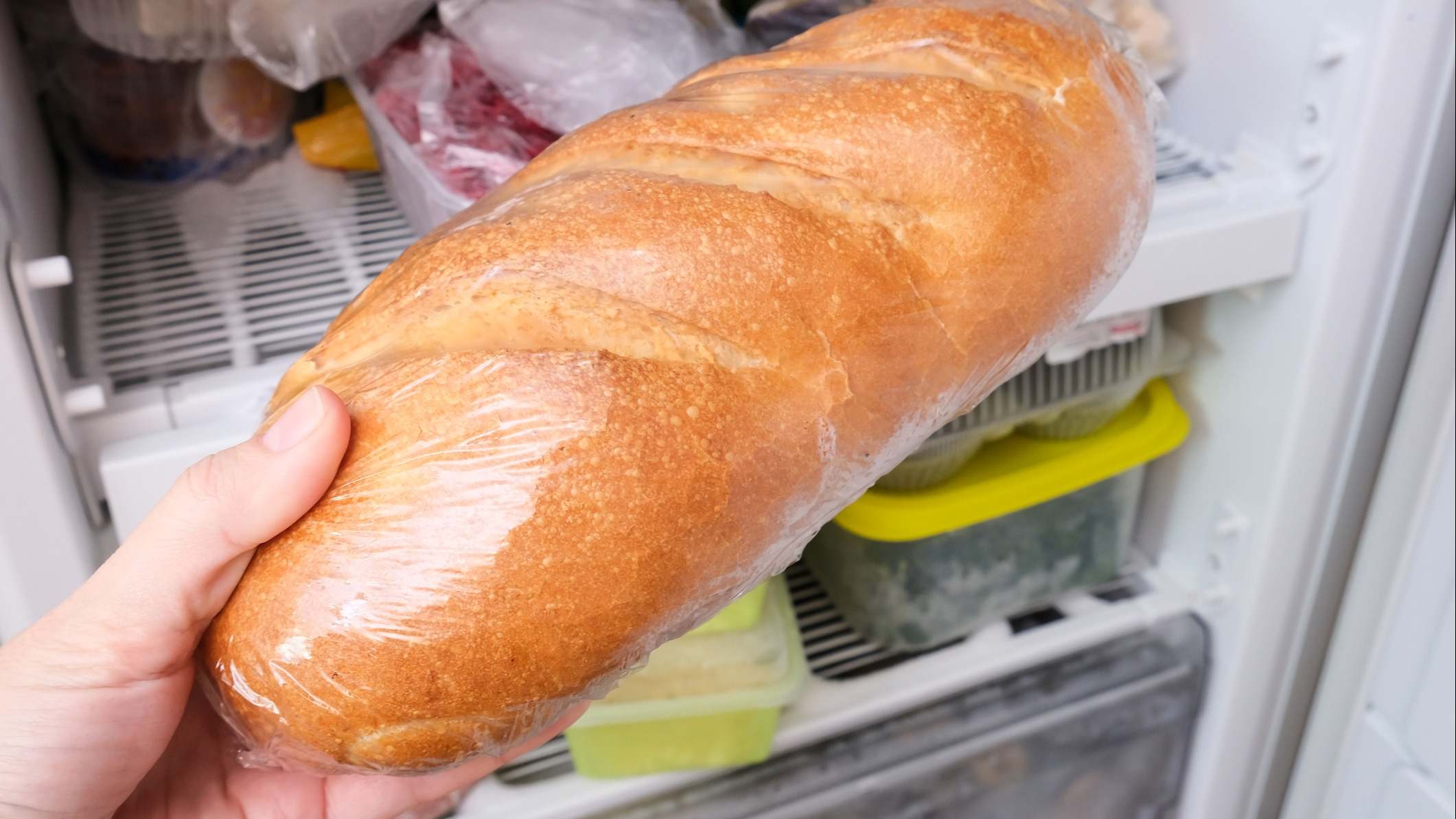 Una hogaza de pan de trigo en reserva en un estante de un congelador