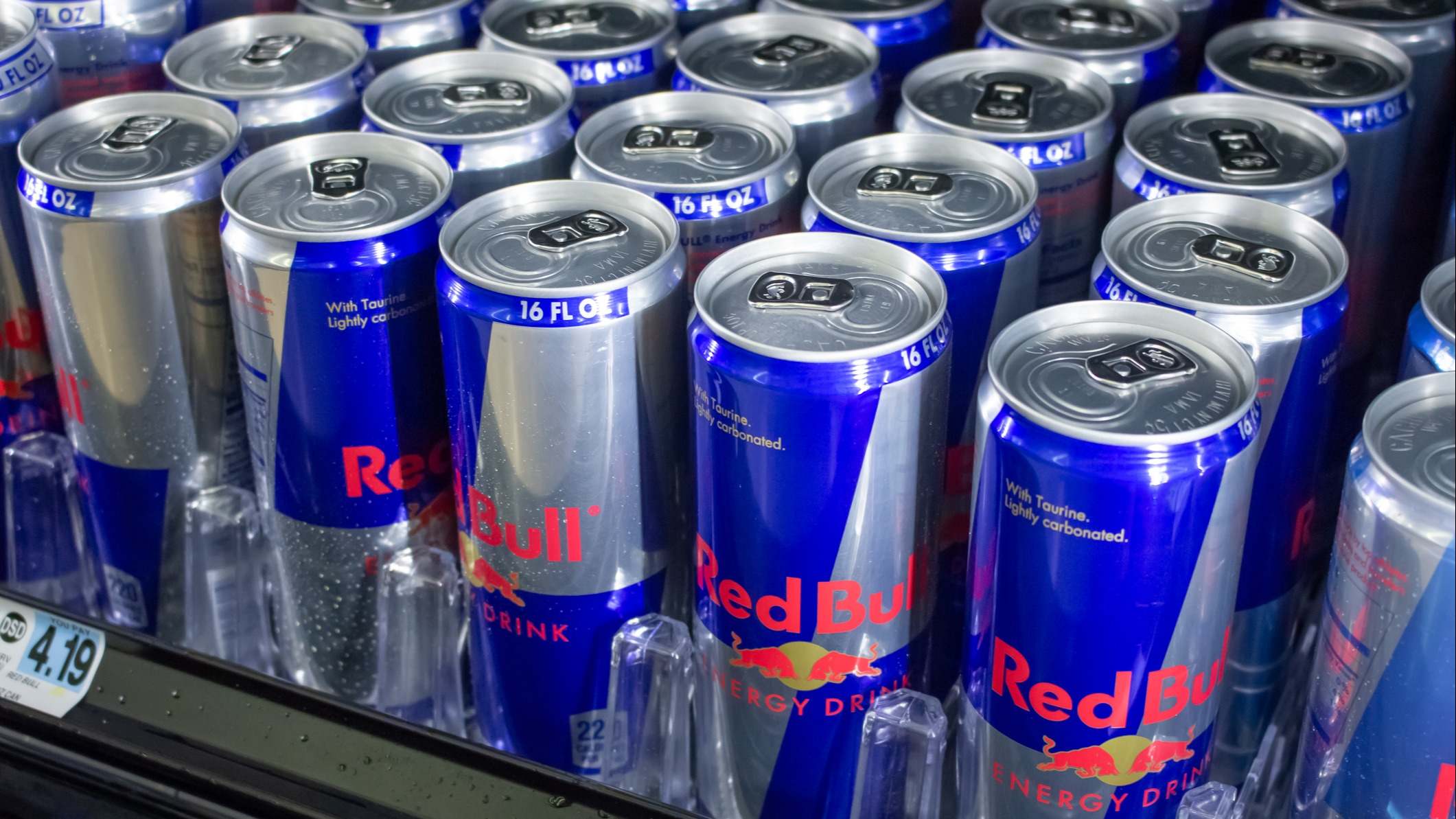 Latas de Red Bull en una estante de un supermercado