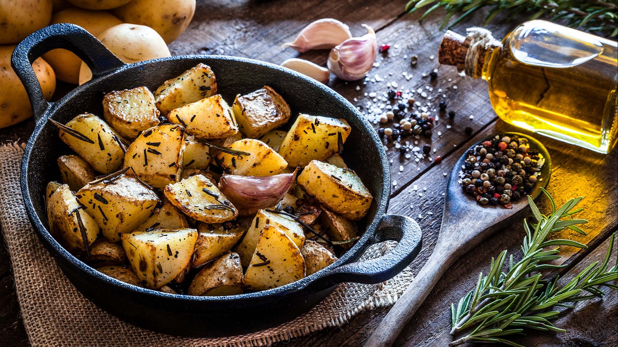 Patatas asadas sobre mesa de cocina de madera