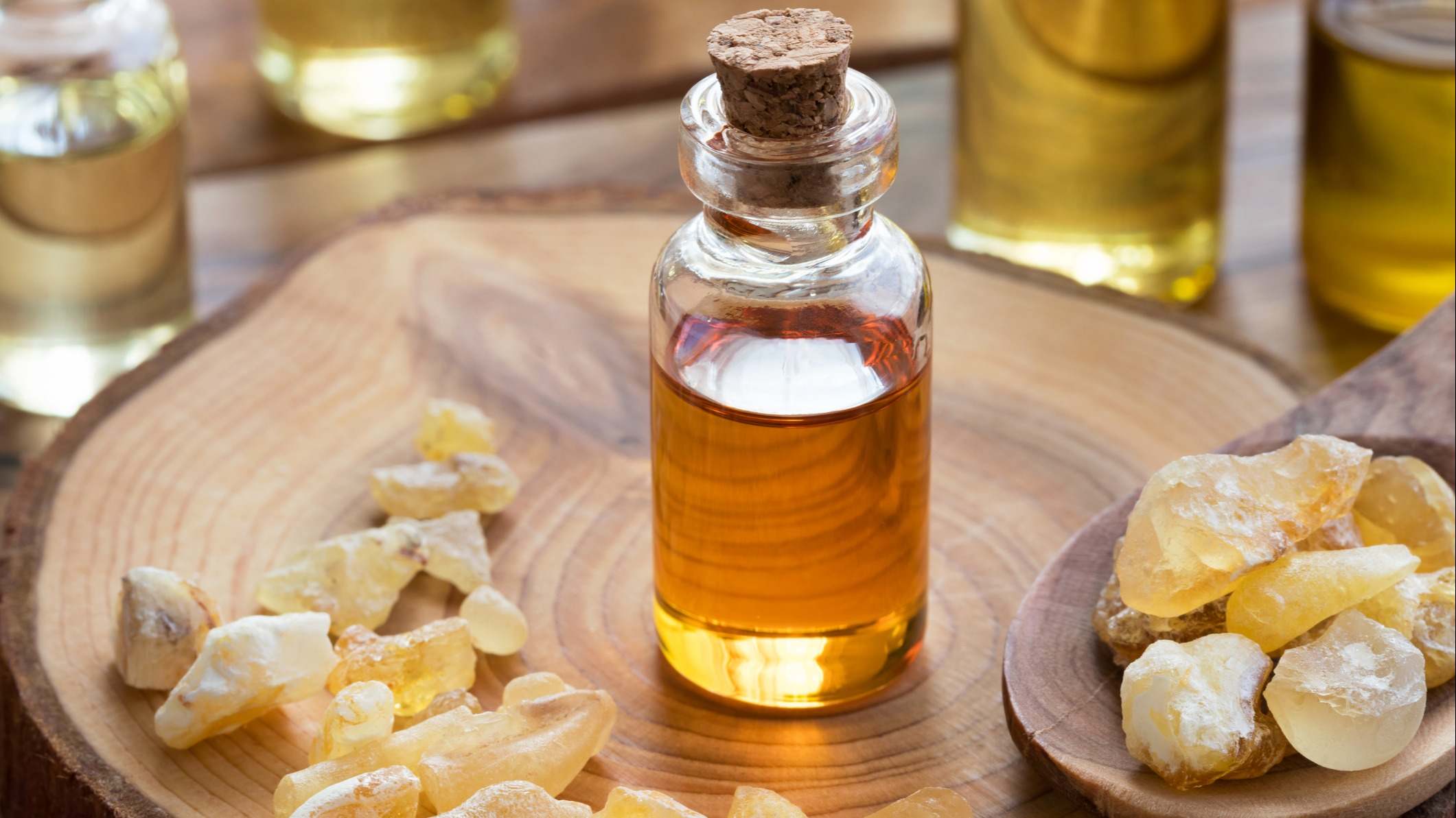 Una botella de aceite esencial de incienso resina de Boswellia