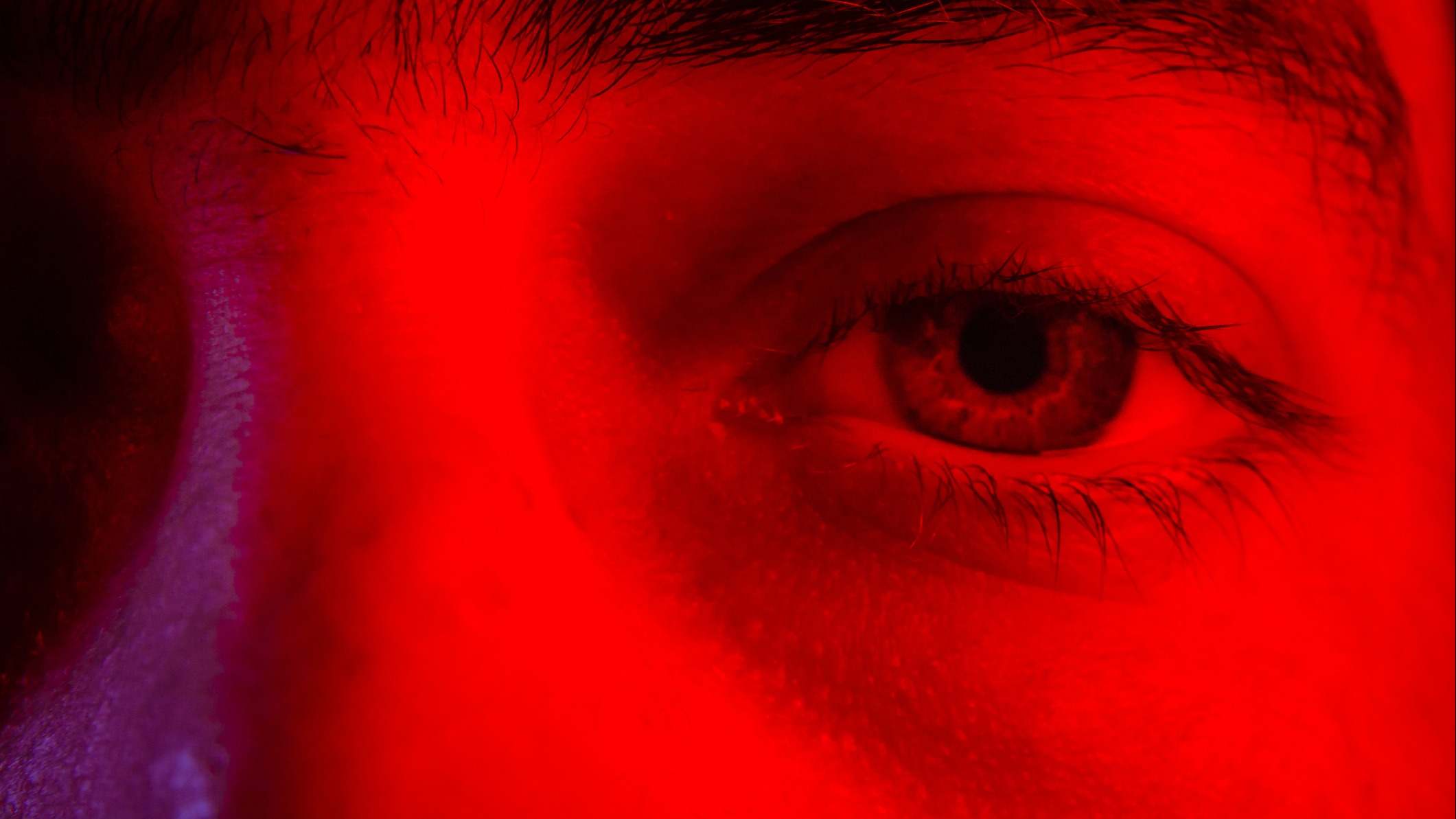 Luz roja en la cara