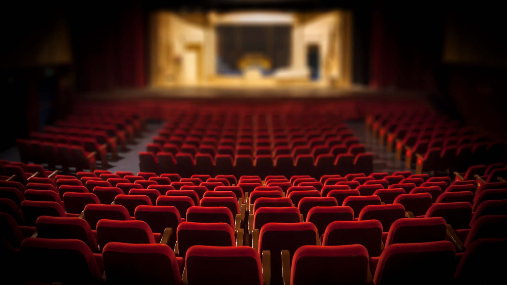 Sillones rojos vacíos de un teatro listo para un espectáculo