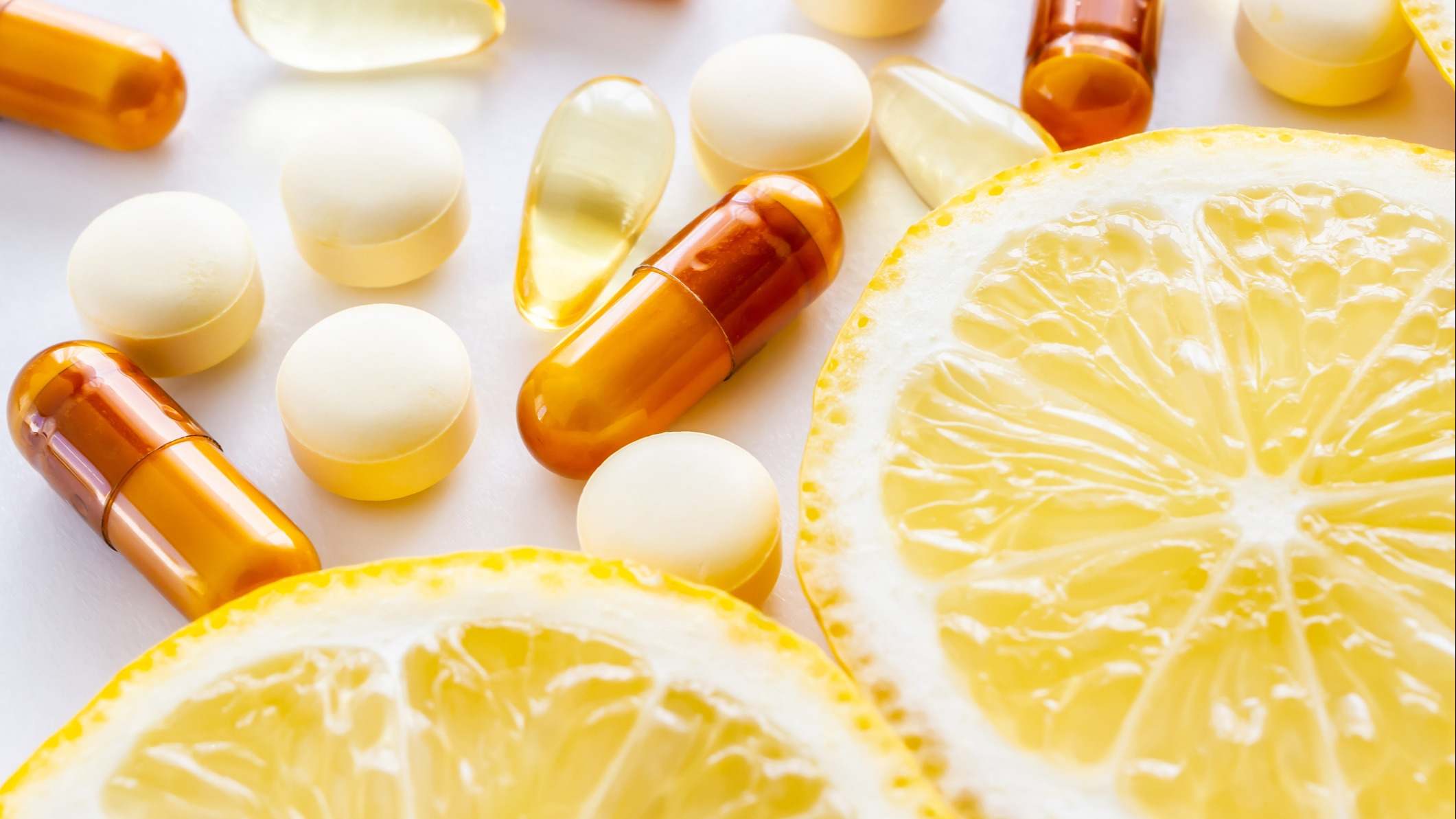 Suplementos vitamínicos y limón fresco