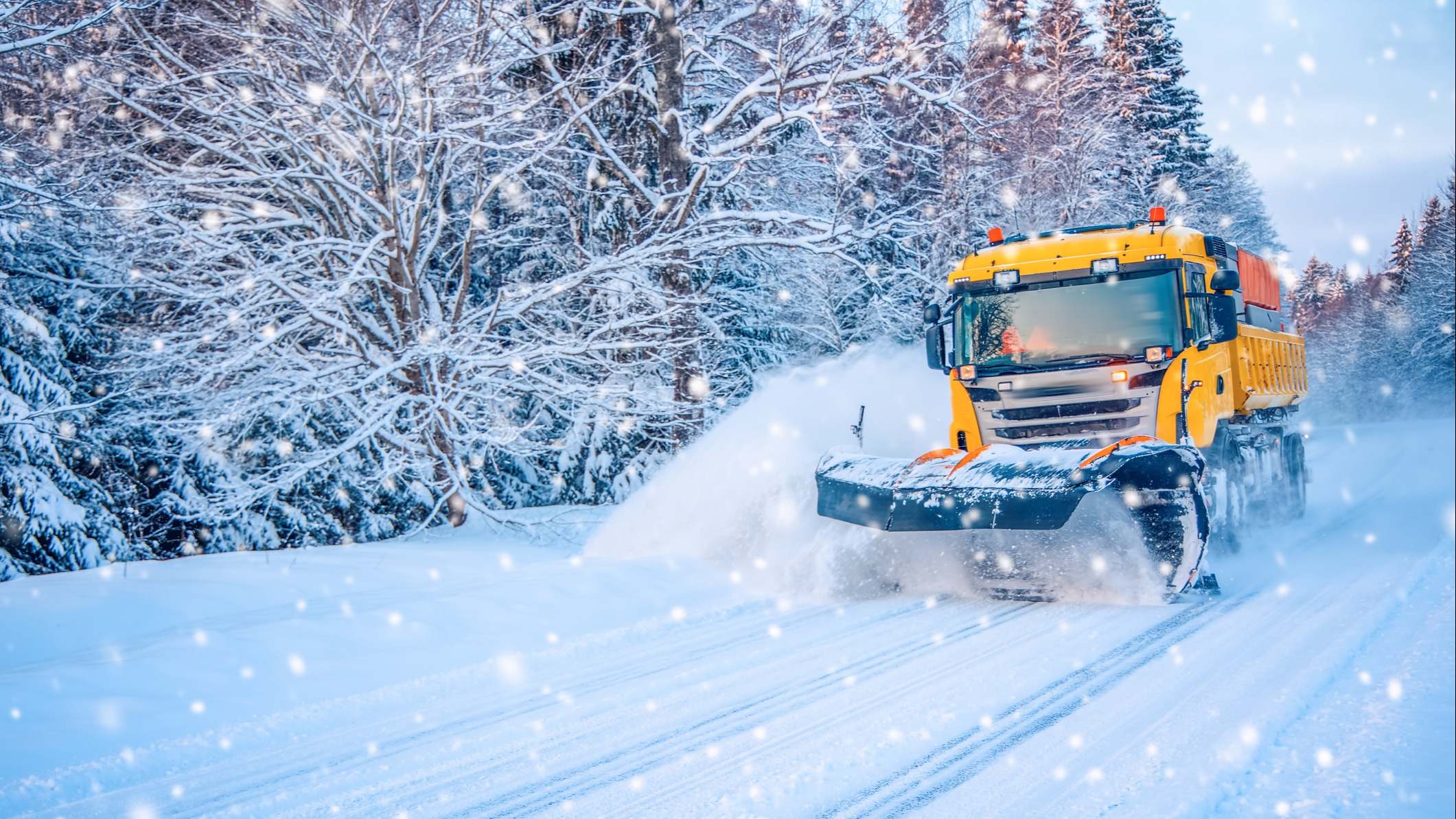 Quitanieves en una carretera nevada