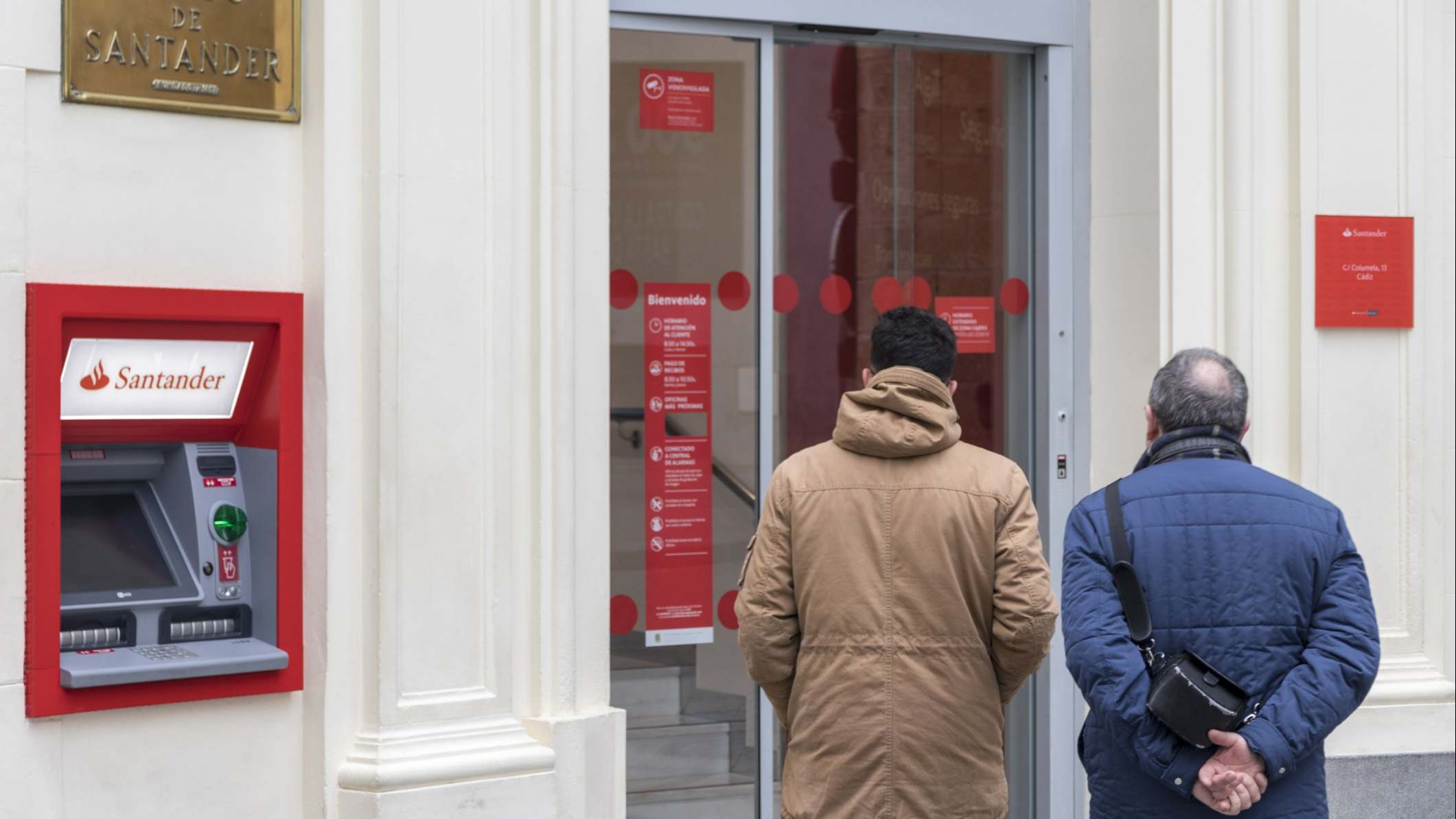 Las personas mayores de 65 años no pagarán comisiones por retirar efectivo