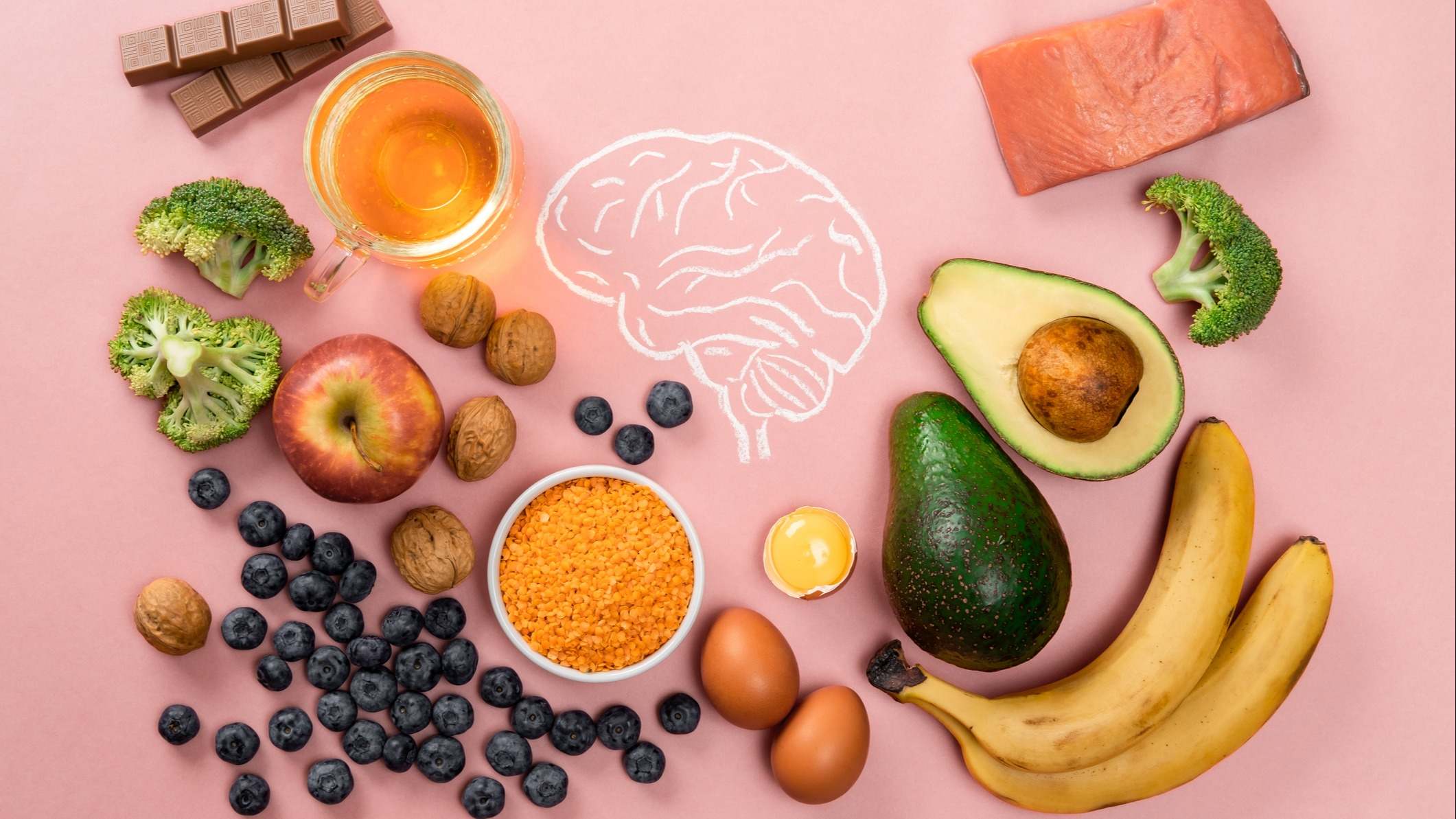 Los mejores alimentos para el cerebro y la memoria sobre fondo rosa.