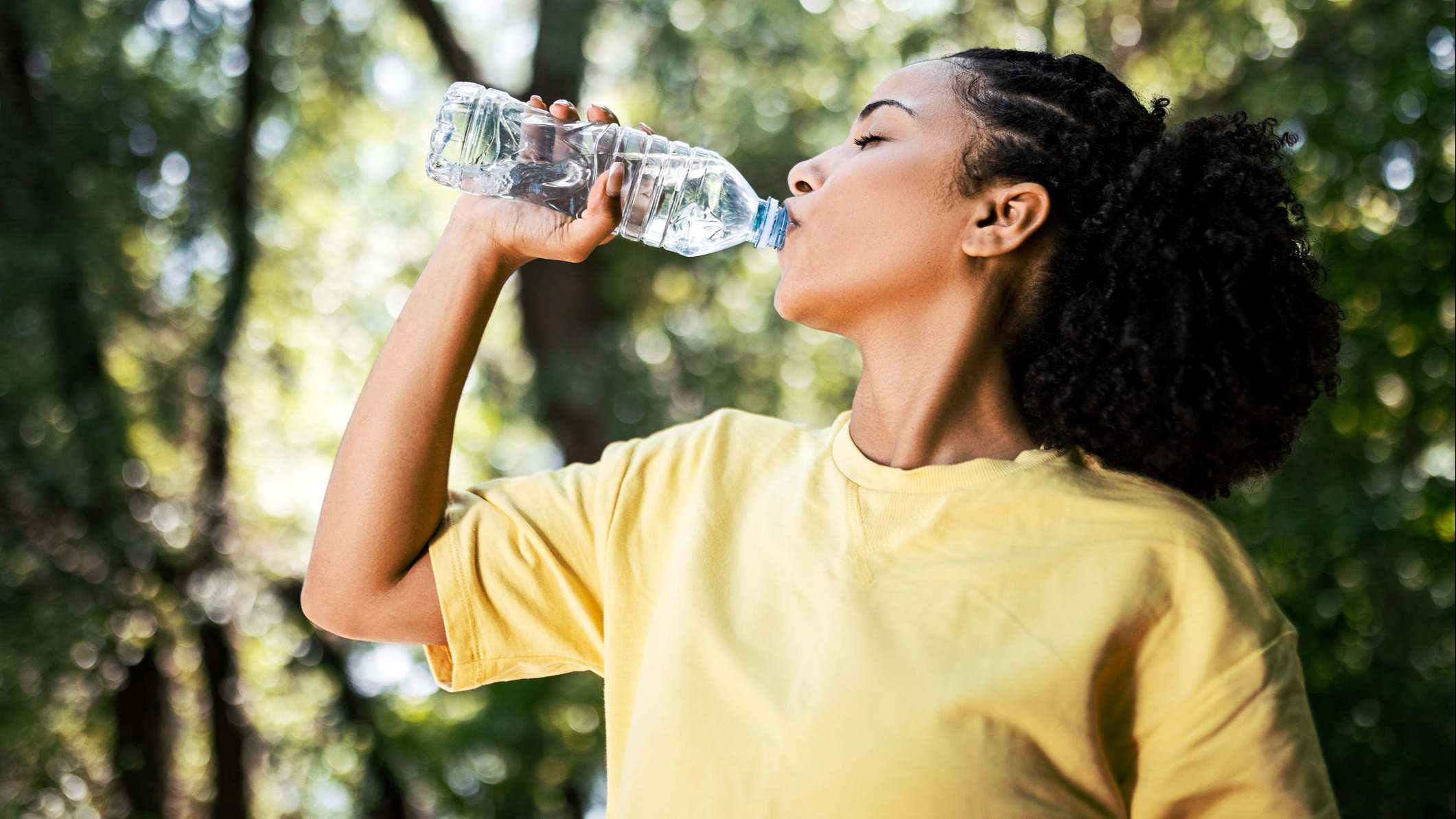 Mujer bebiendo agua de una botella