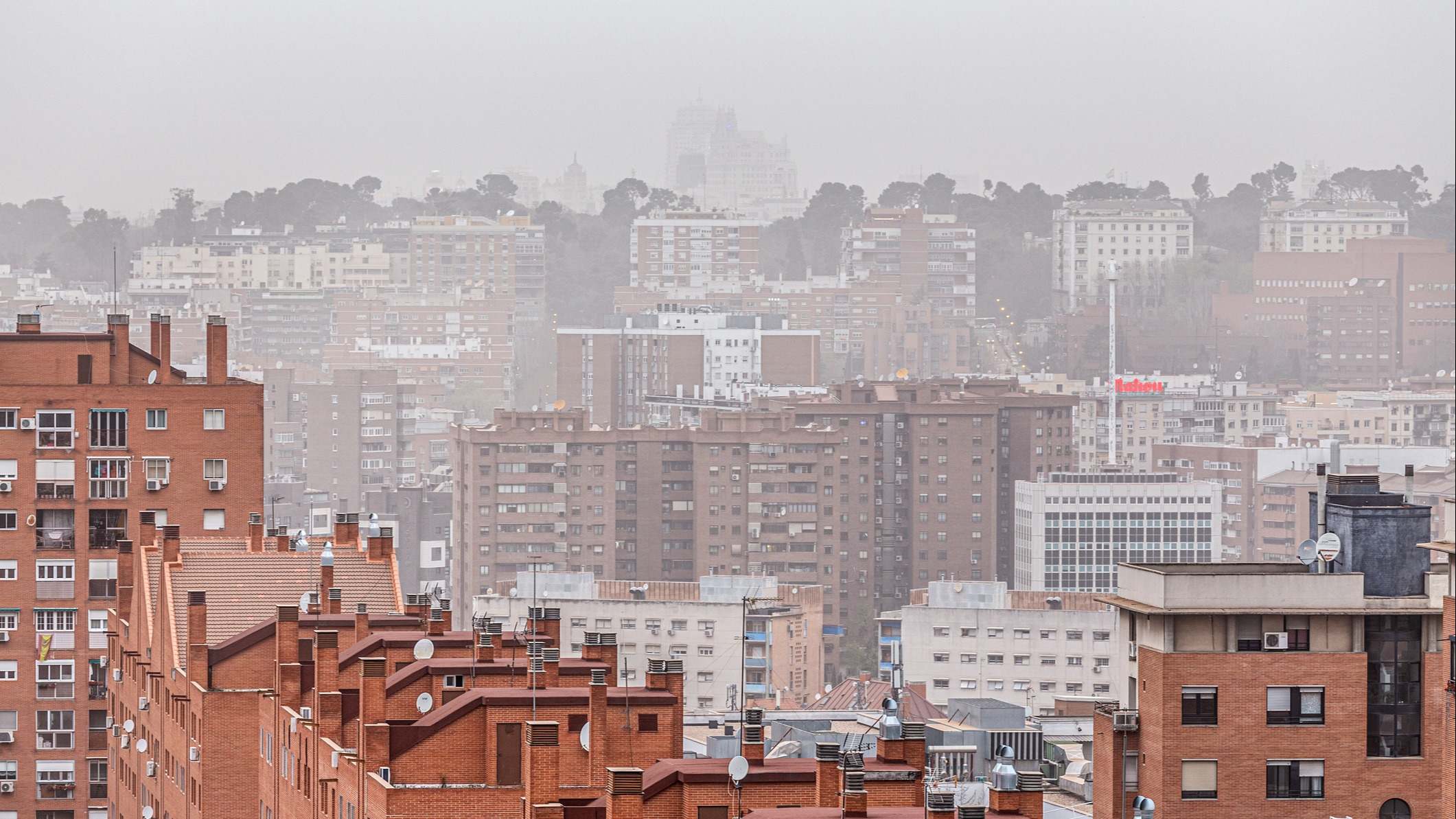 Edificios residenciales en Madrid bajo atmósfera de contaminación y polvo desértico. / Foto: iStock