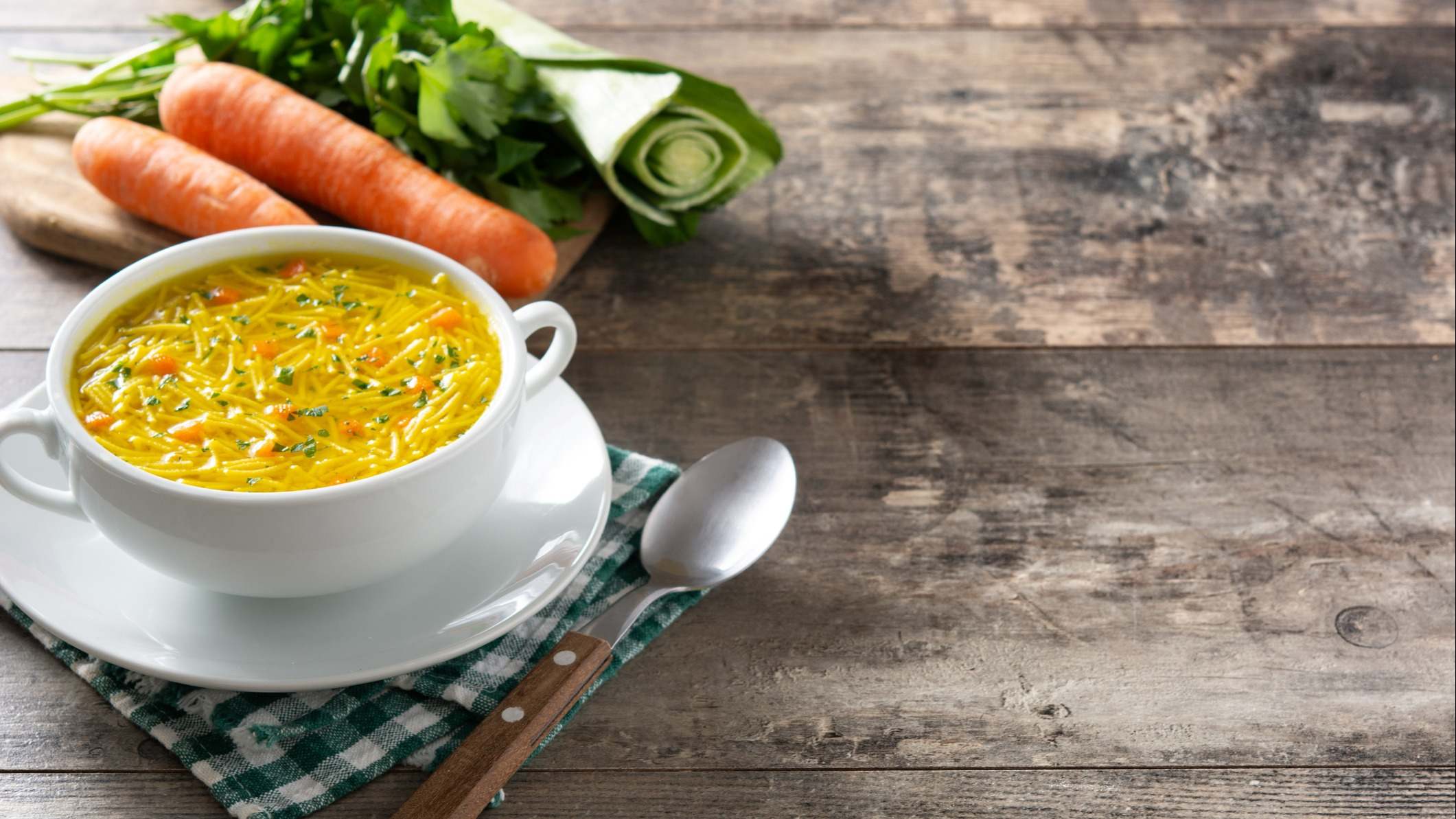 Sopa de fideos servido en un tazón blanco
