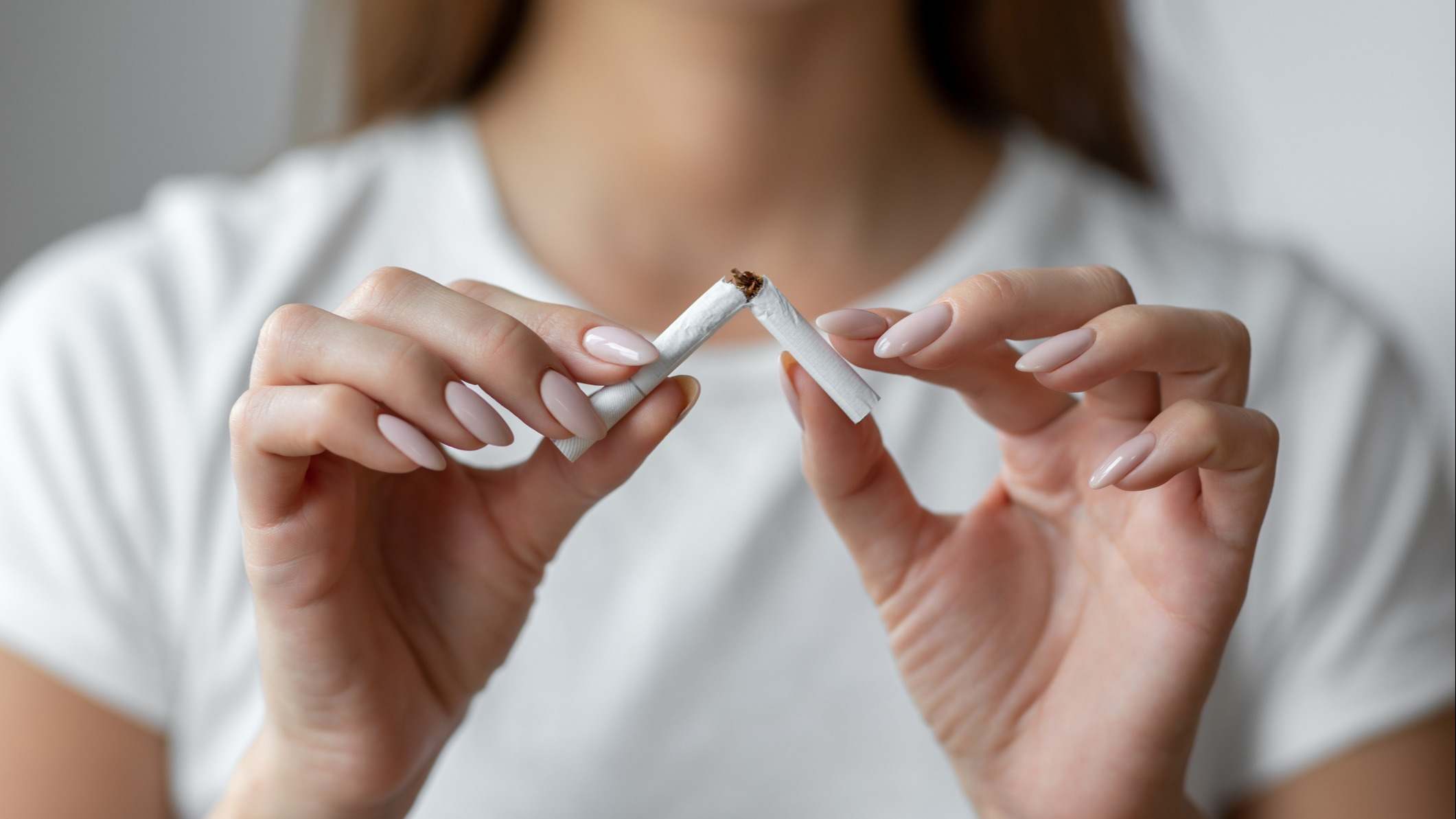 Mujer rompe un cigarrillo