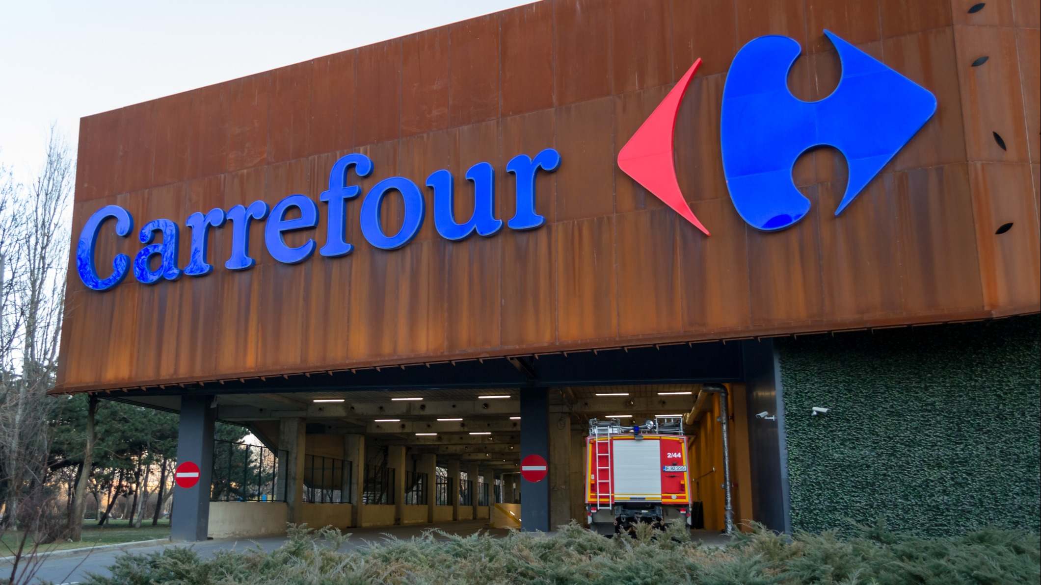 Logo del supermercado Carrefour en un centro comercial