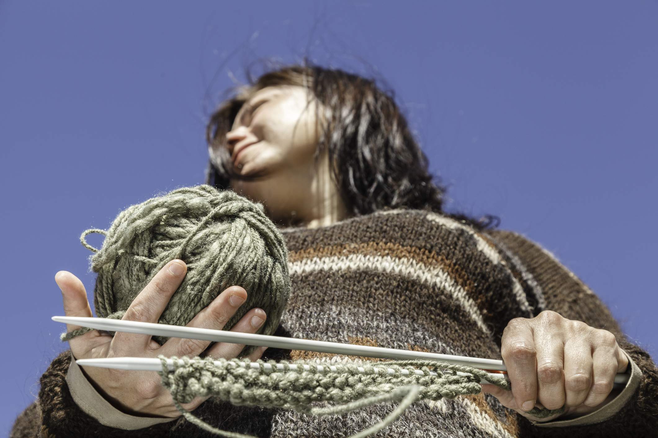 tejer-chica-manualidades-dreamstime.jpg
