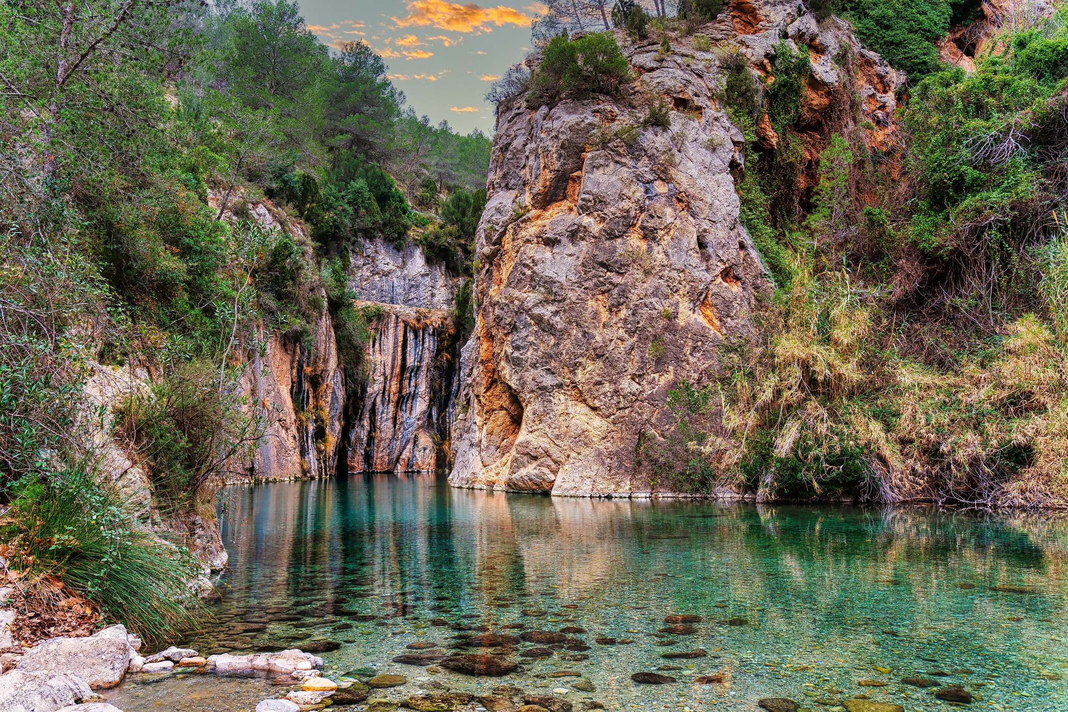 Las pozas de Castellón de agua cristalina mientras se adentran por la formación rocosa plagada de vegetación