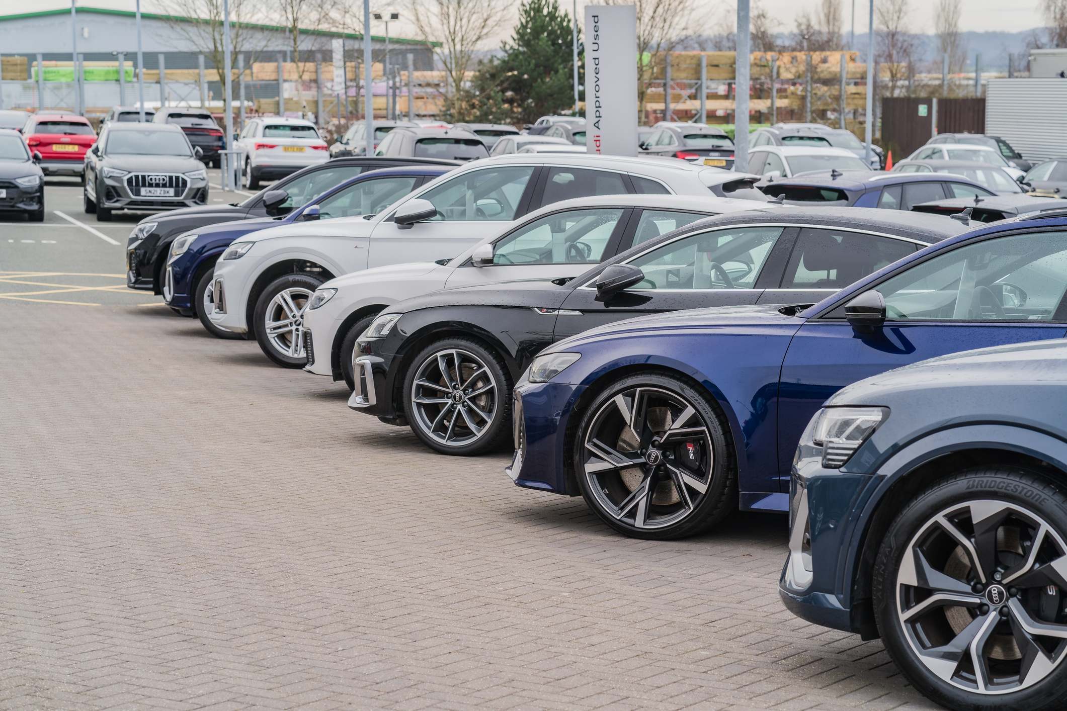 Coches de alta gama en fila