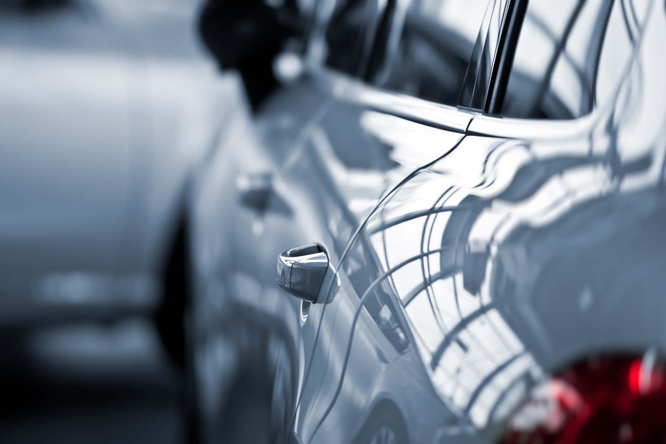 Foto de archivo de un coche en un concesionario | iStock