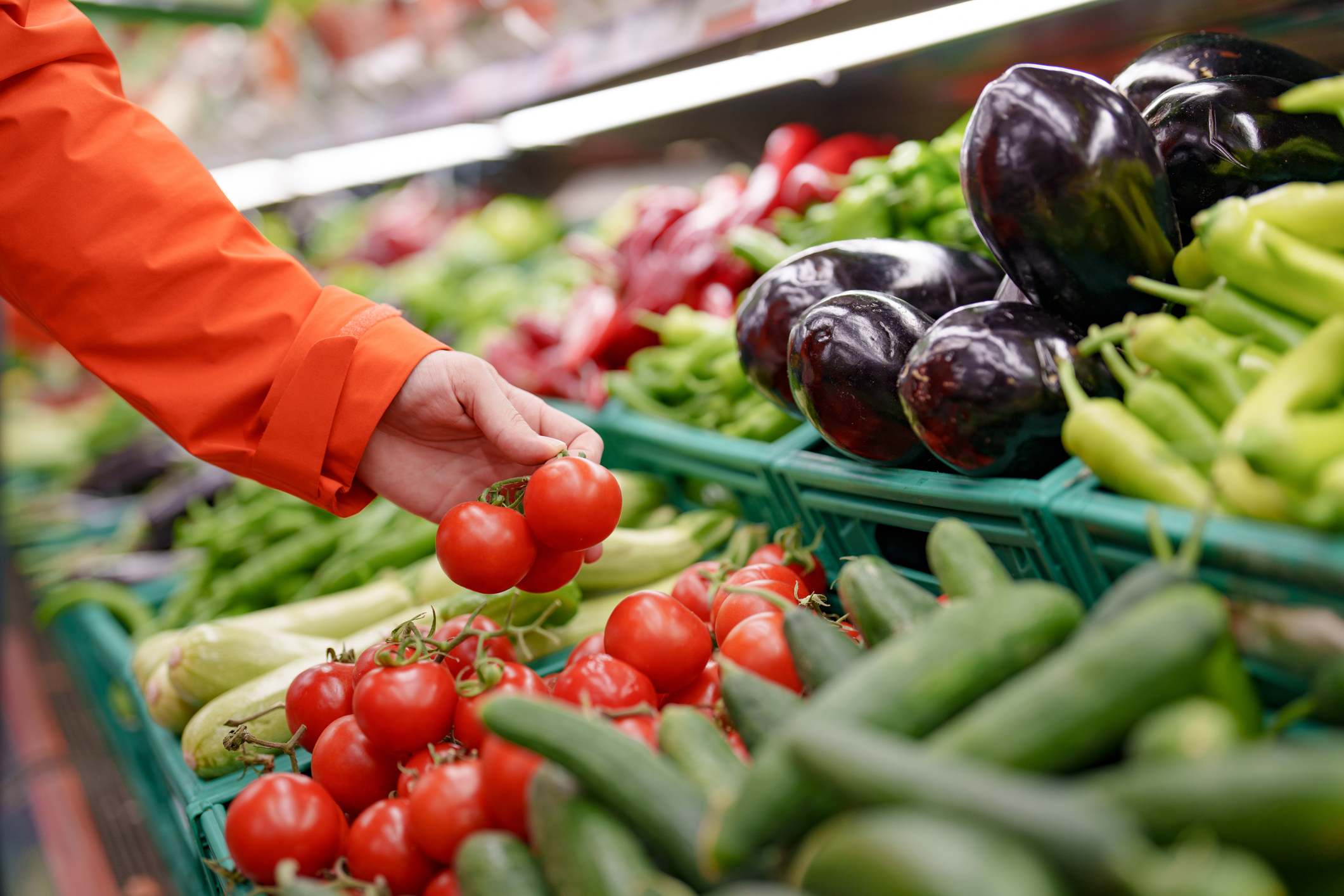 Frutas y verduras en el supermercado. / Foto: iStock
