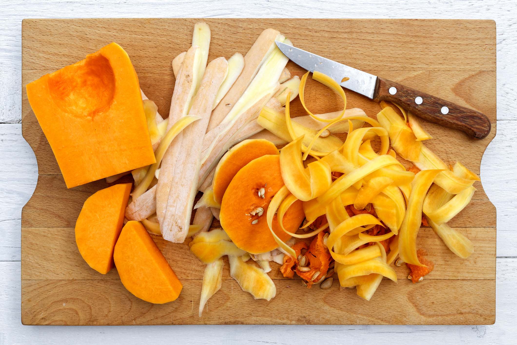Ni se te ocurra tirar la piel de la calabaza ni sus semillas: con muy poco se puede conseguir un snack muy sabrosos y ligeros