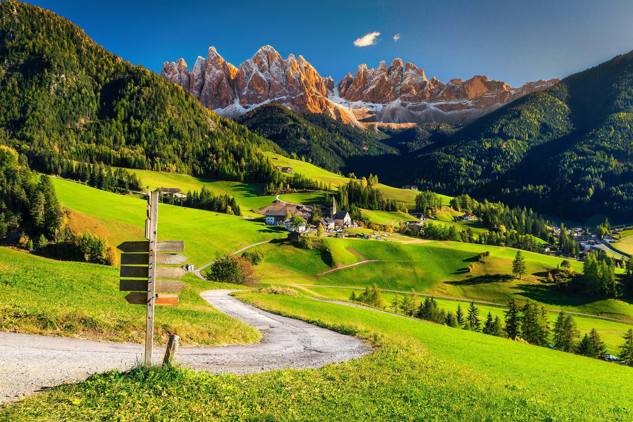 Paisaje de primavera alpina con Santa Magdalena pueblo, Dolomitas, Italia, Europa