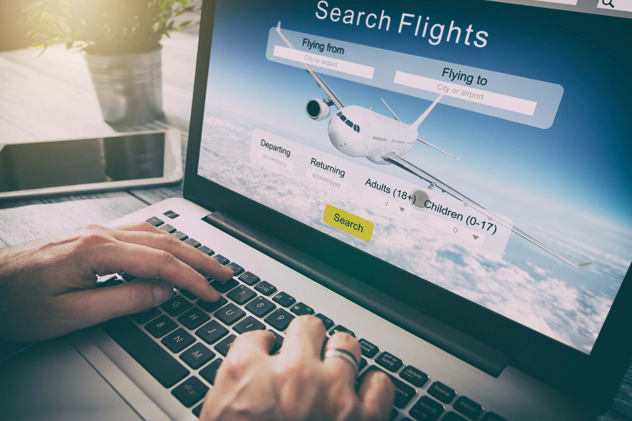 Un usuario busca vuelos en una web