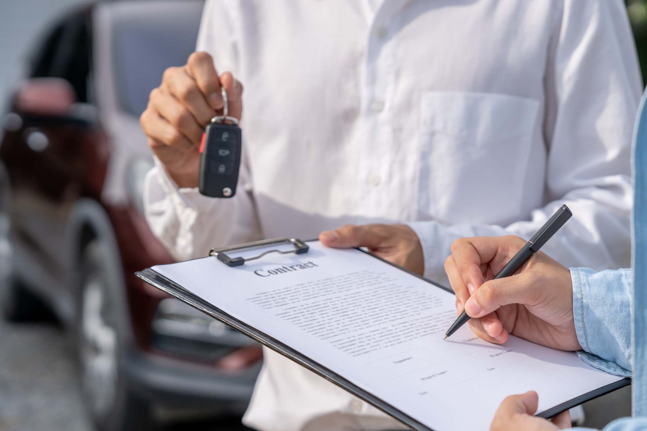 Imagen de la firma de un contrato de alquiler de coche