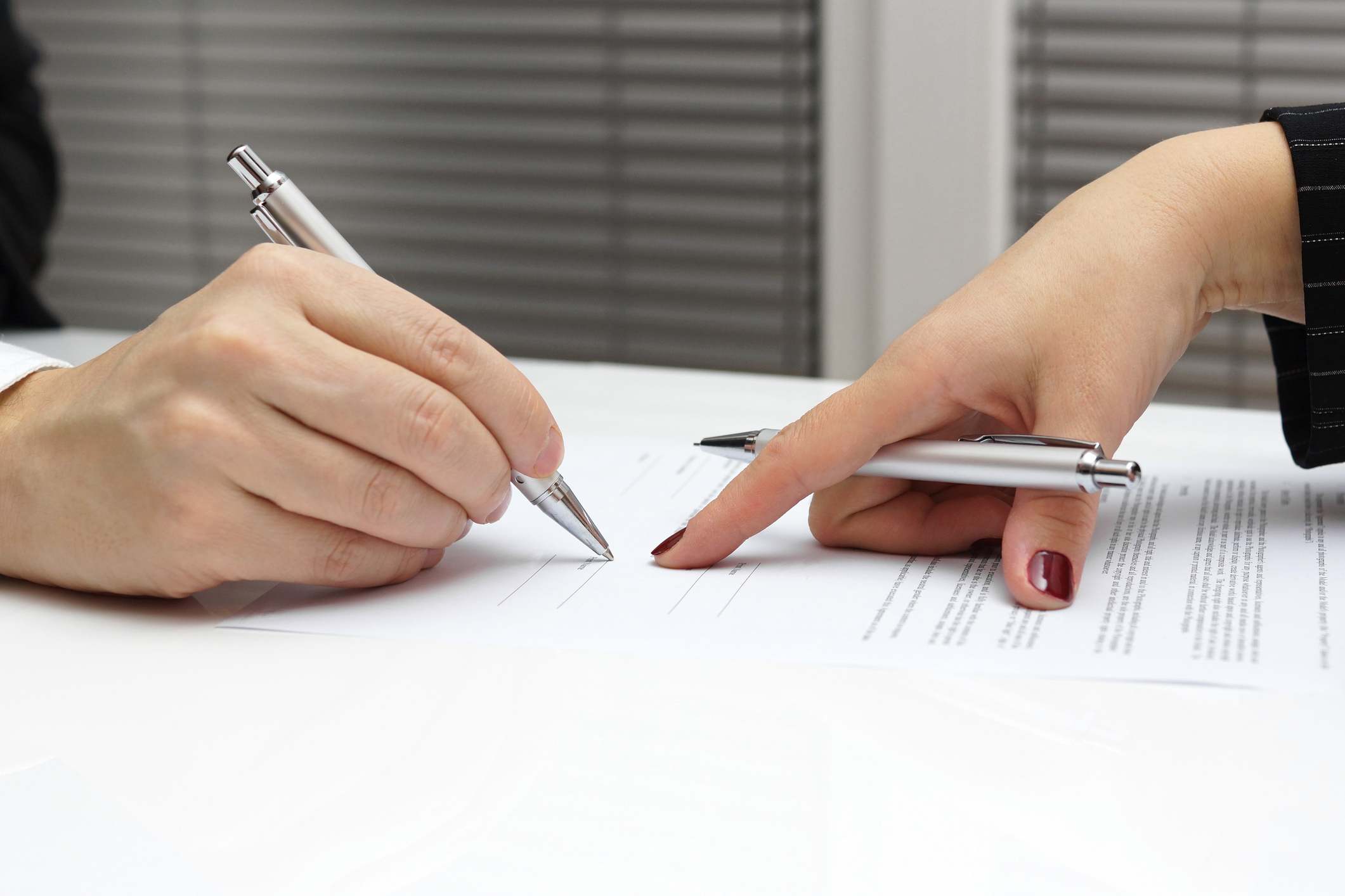 Dos personas con un contrato