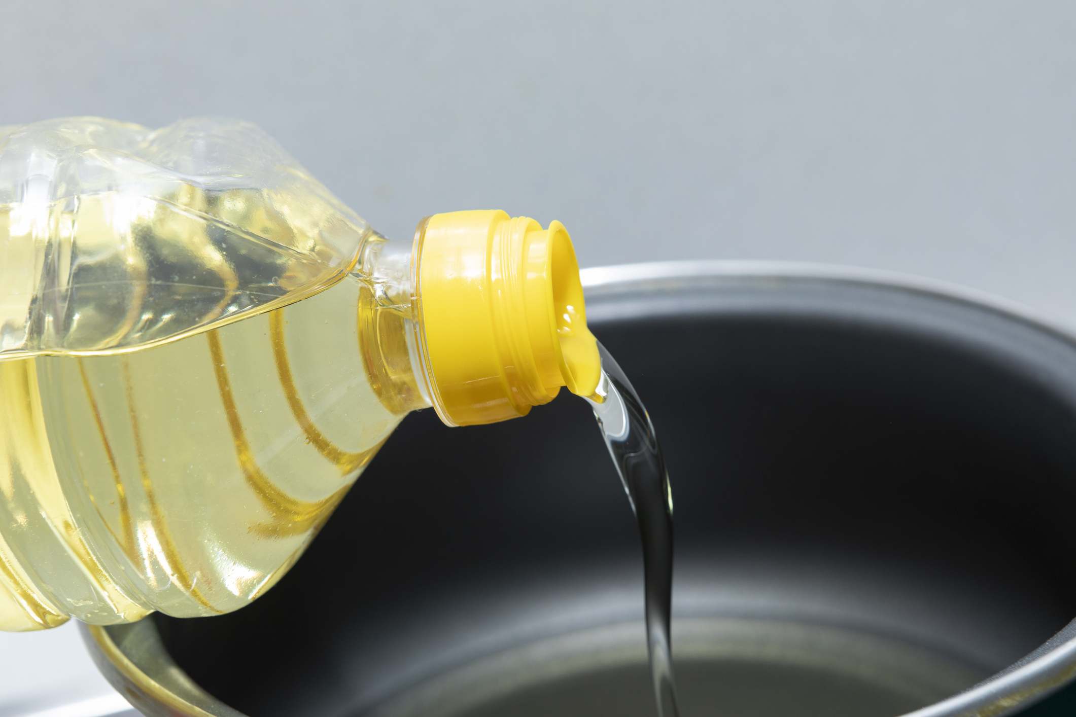 Aceite de girasol, que se vierte en una olla