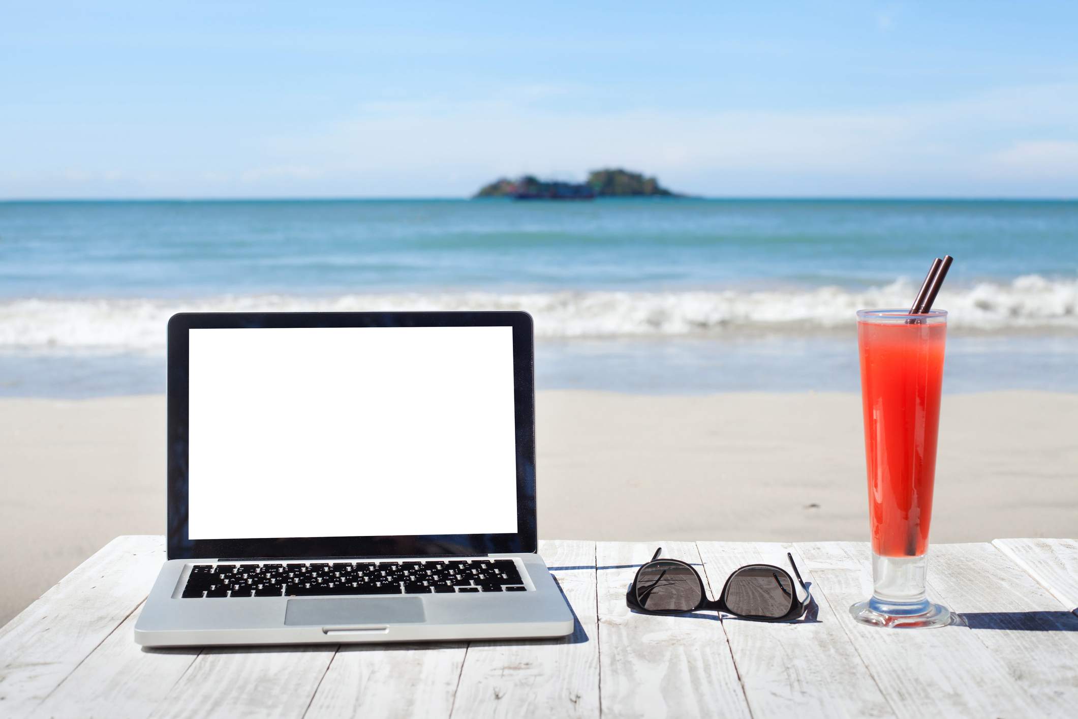ordenador-gafas-playa-trabajo-distancia.jpg