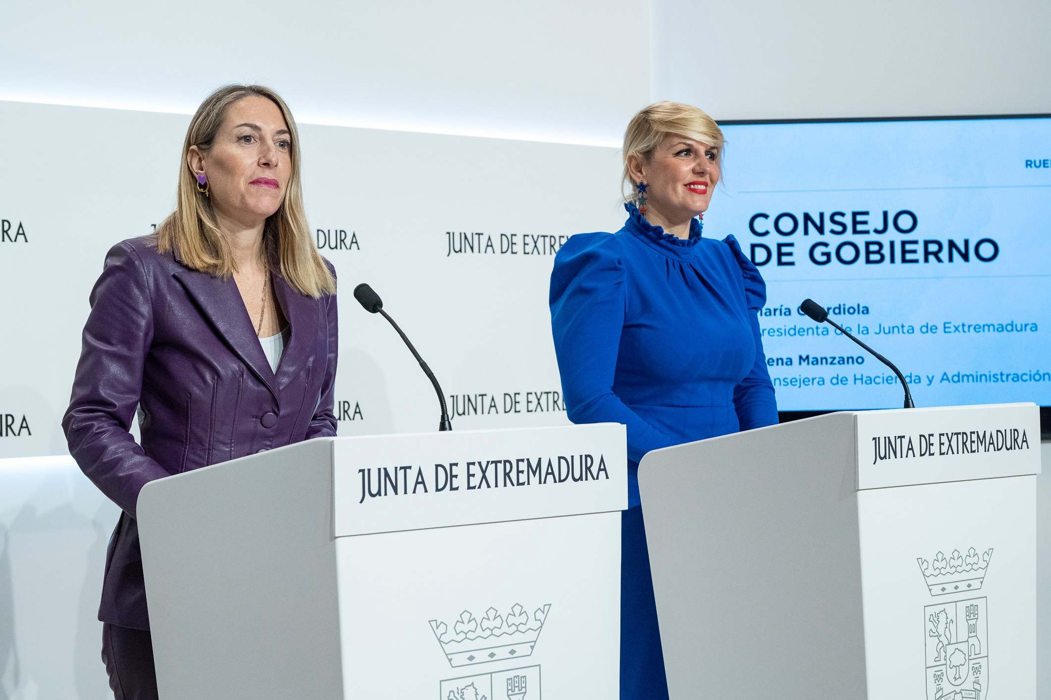 María Guardiola, presidenta de la Junta de Extremadura, y Elena Manzano, consejera de Hacienda y Administración Pública