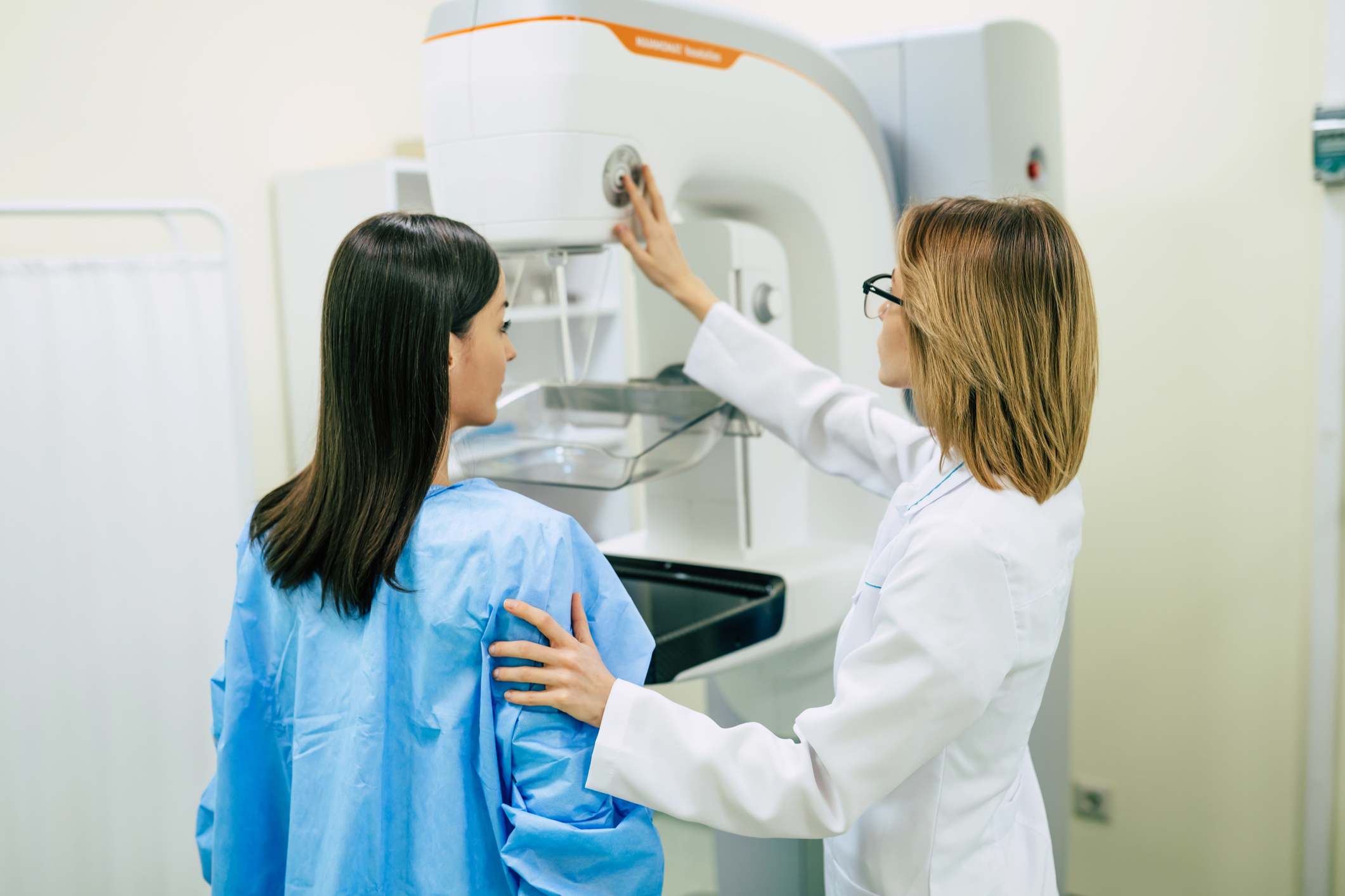 Mujer realizndose una mamografa con la doctora