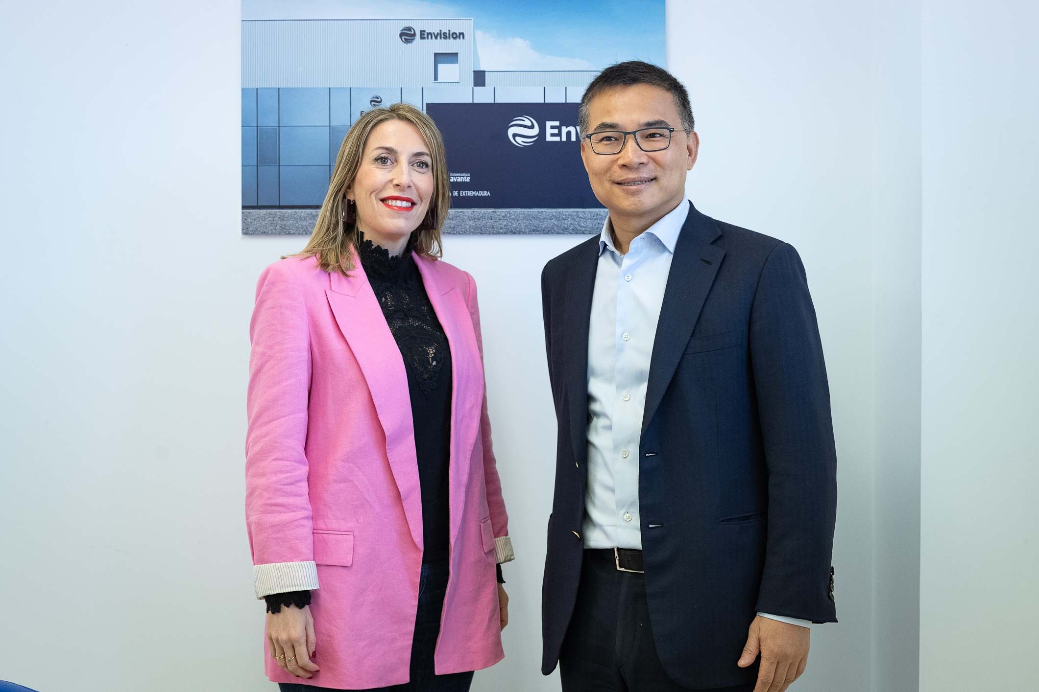 La presidenta de la Junta de Extremadura, María Guardiola y el presidente de Envision Group, Ley Zhang