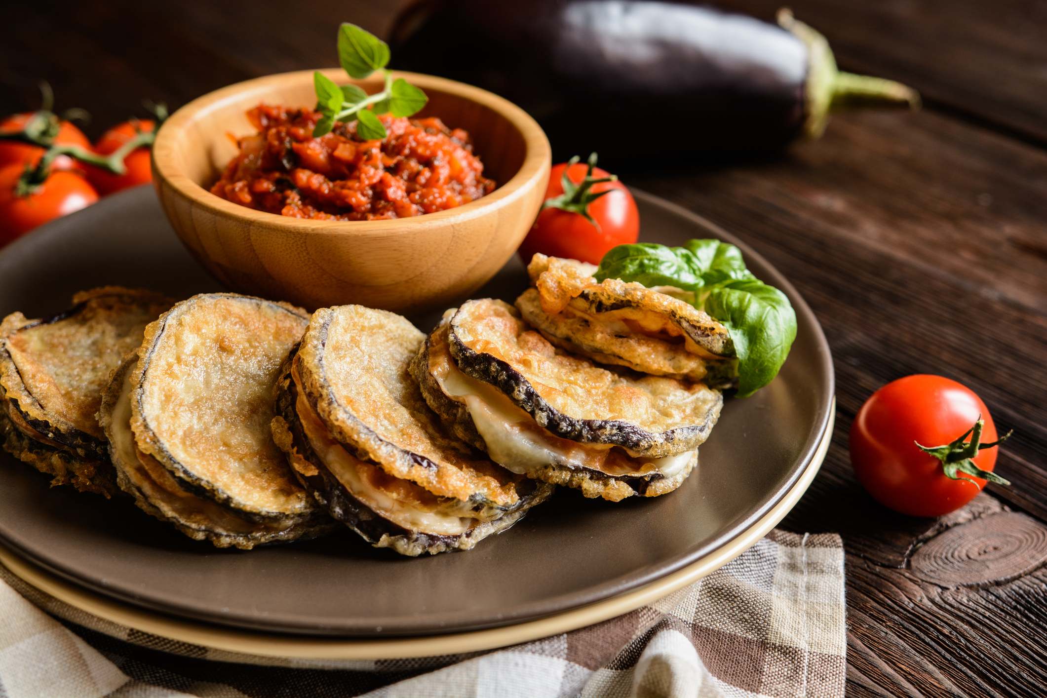 Berenjena rellena de Mozzarella, servida con salsa de tomate