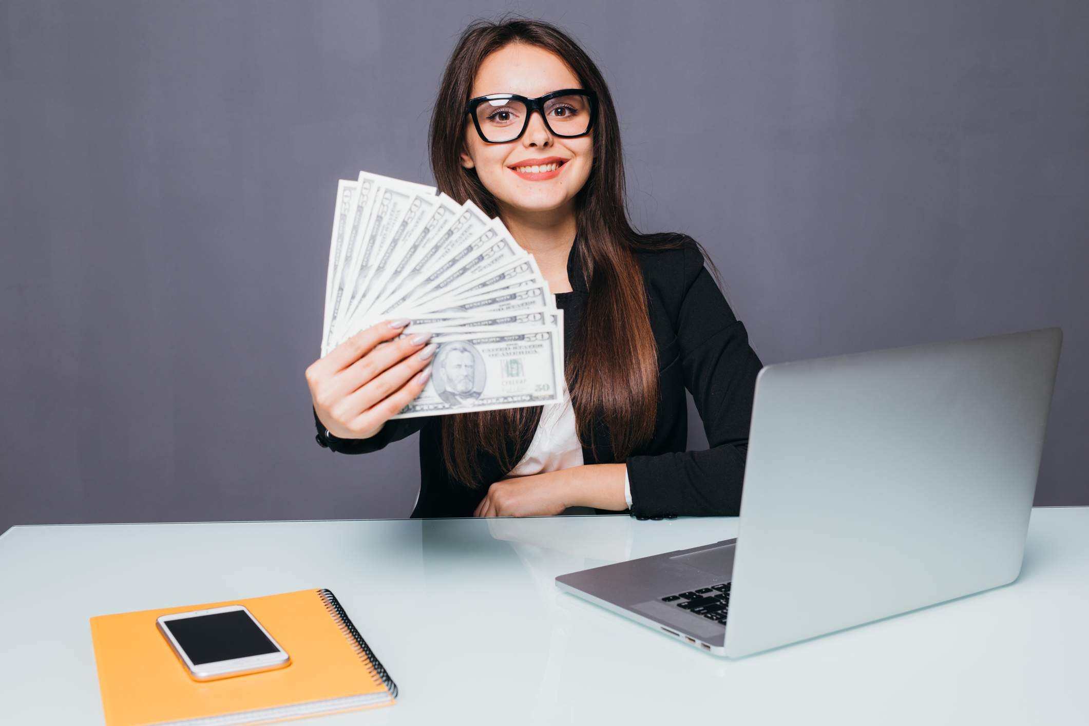 mujer-negocios-dinero-dreamstime.jpg