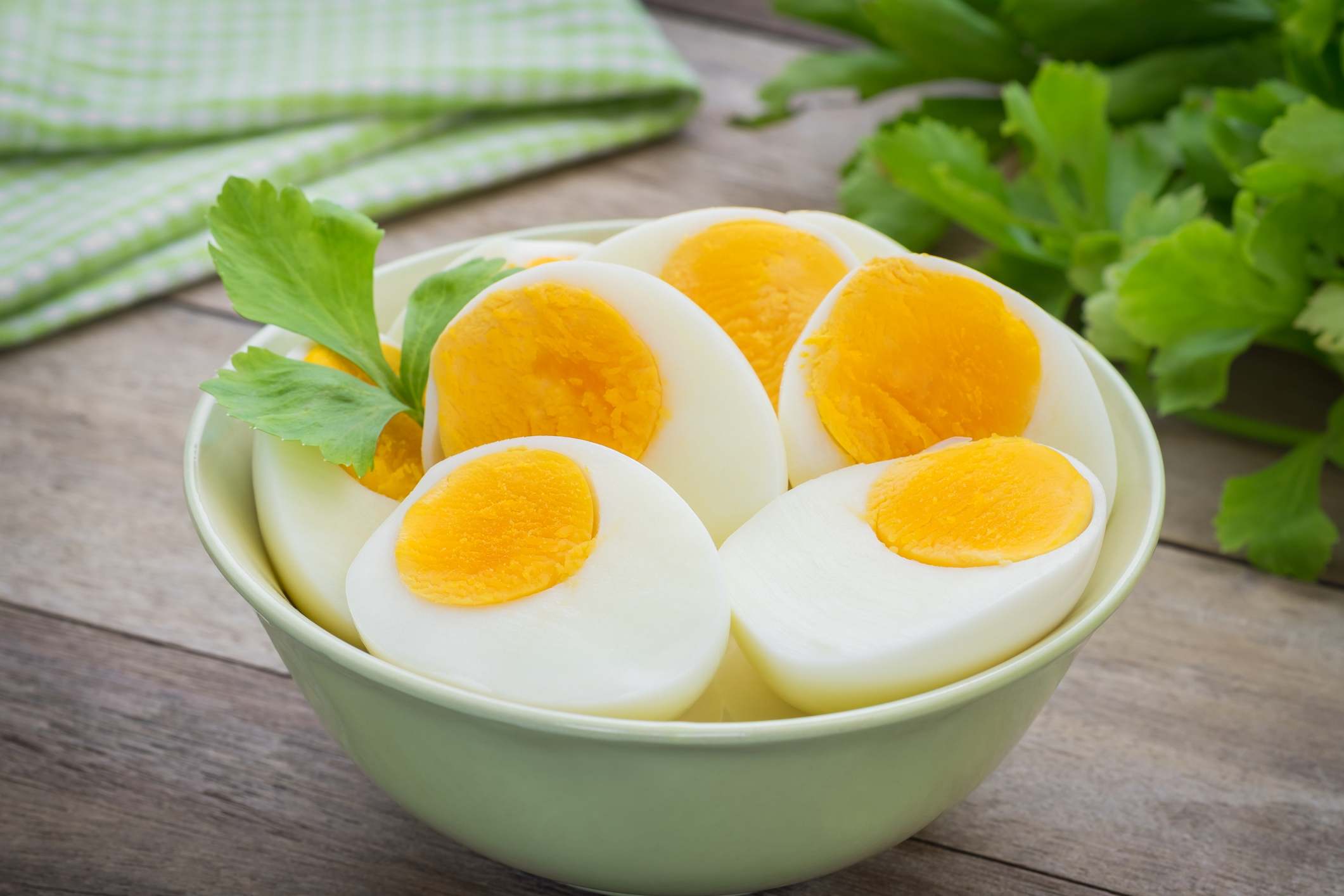 El consumo de huevos aporta muchos nutrientes. Descubre en este artículo si es saludable consumirlo todos los días y los beneficios que aportan.