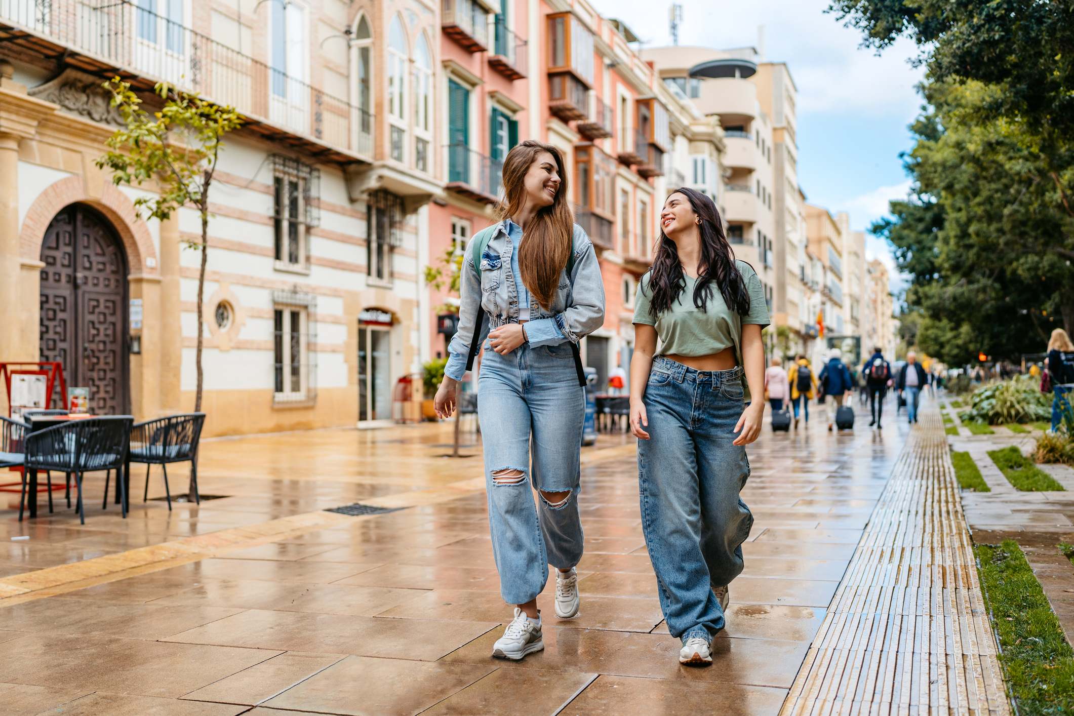 Dos señoras paseando por la ciudad de Málaga