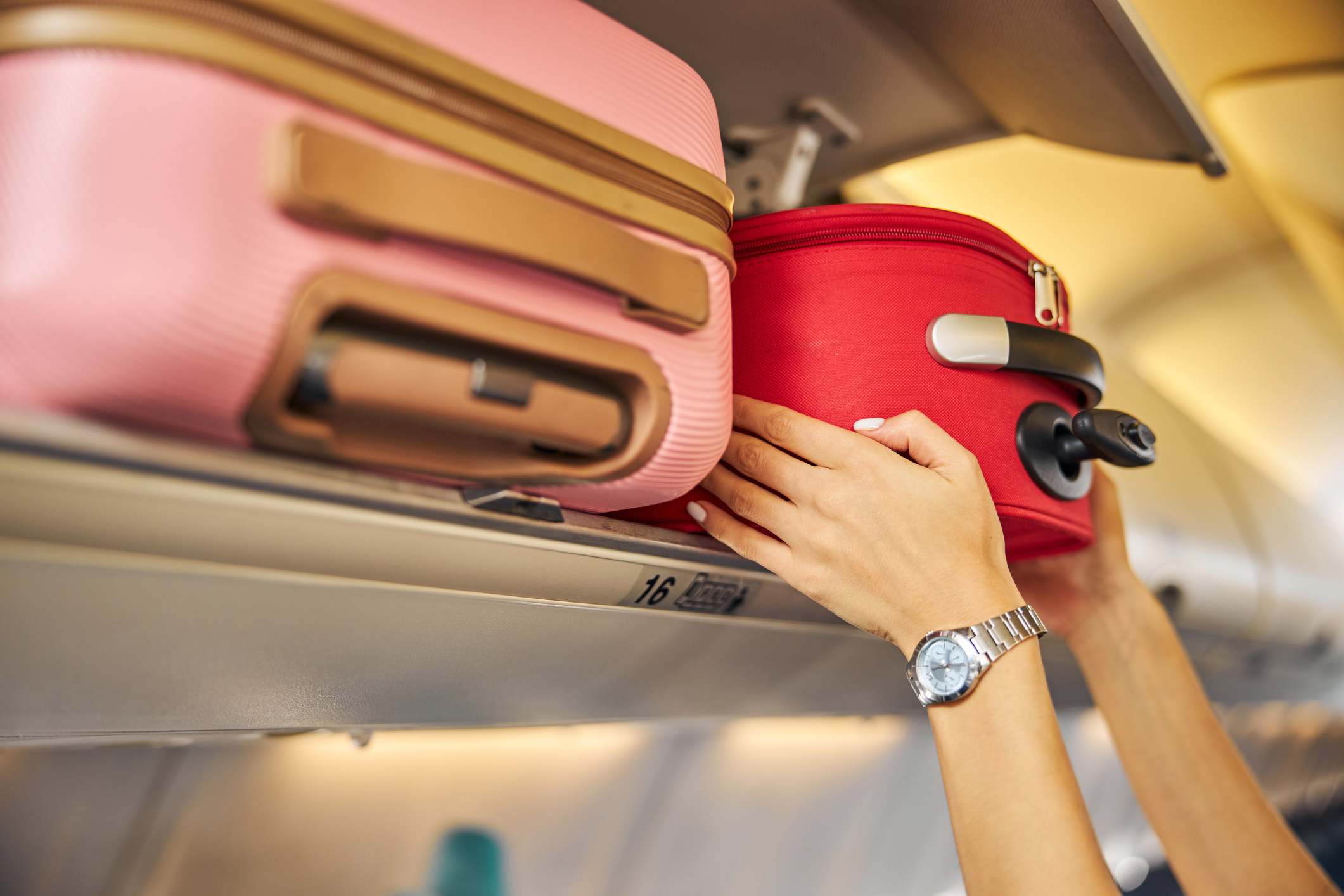 Equipaje y maletas de cabina en el avión. / Foto: iStock