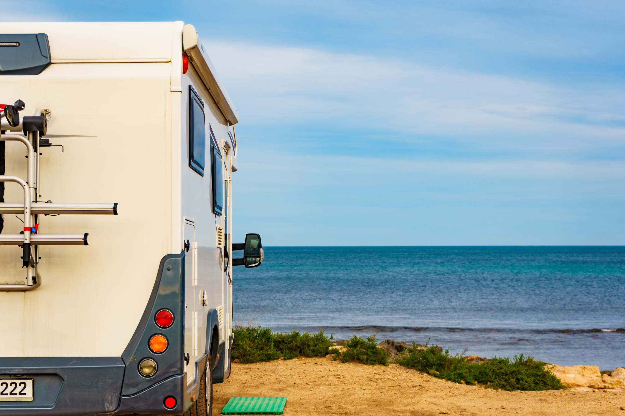 Autorcaravana y el mar de fondo