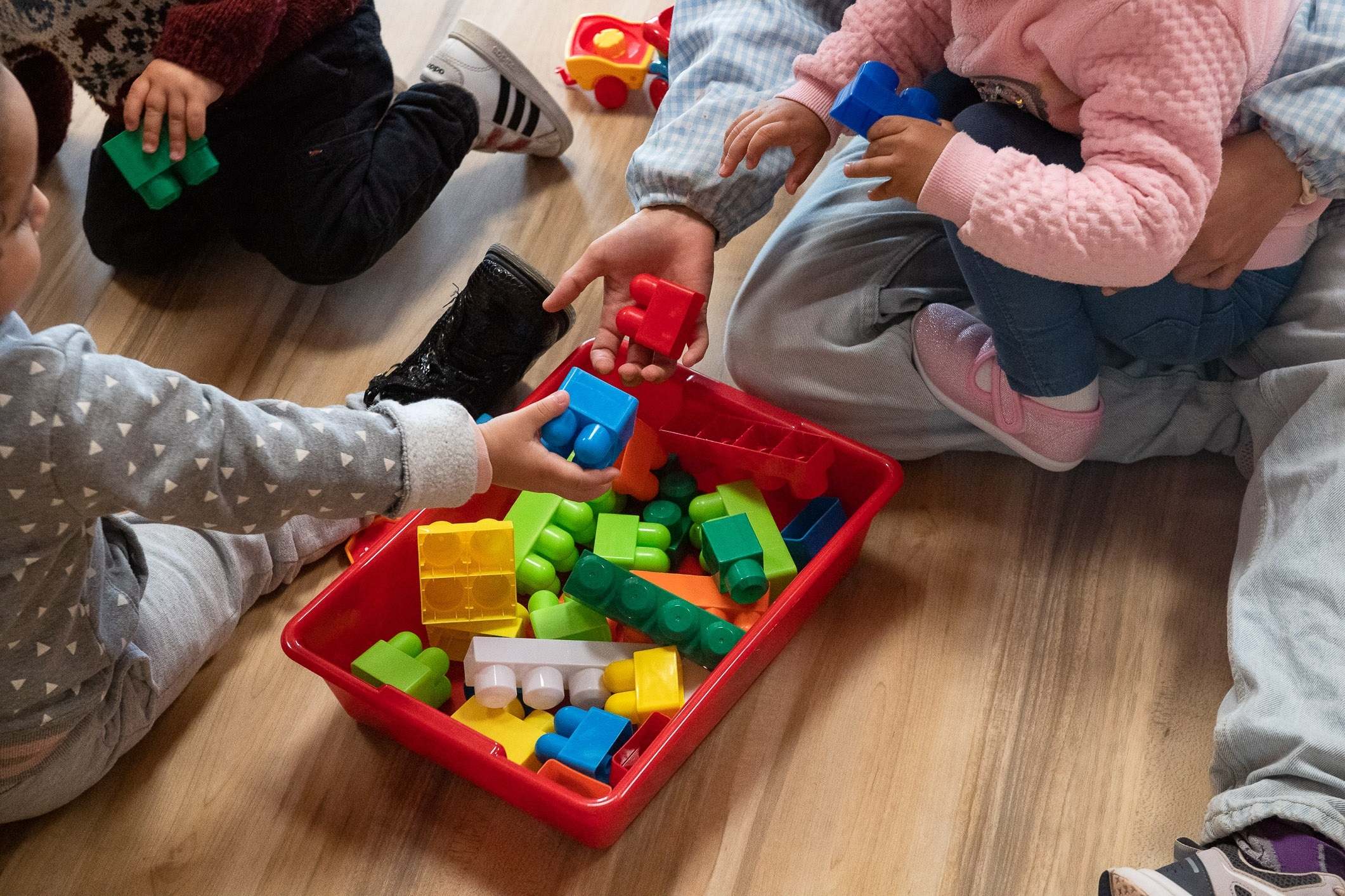 Niños jugando en guarderías