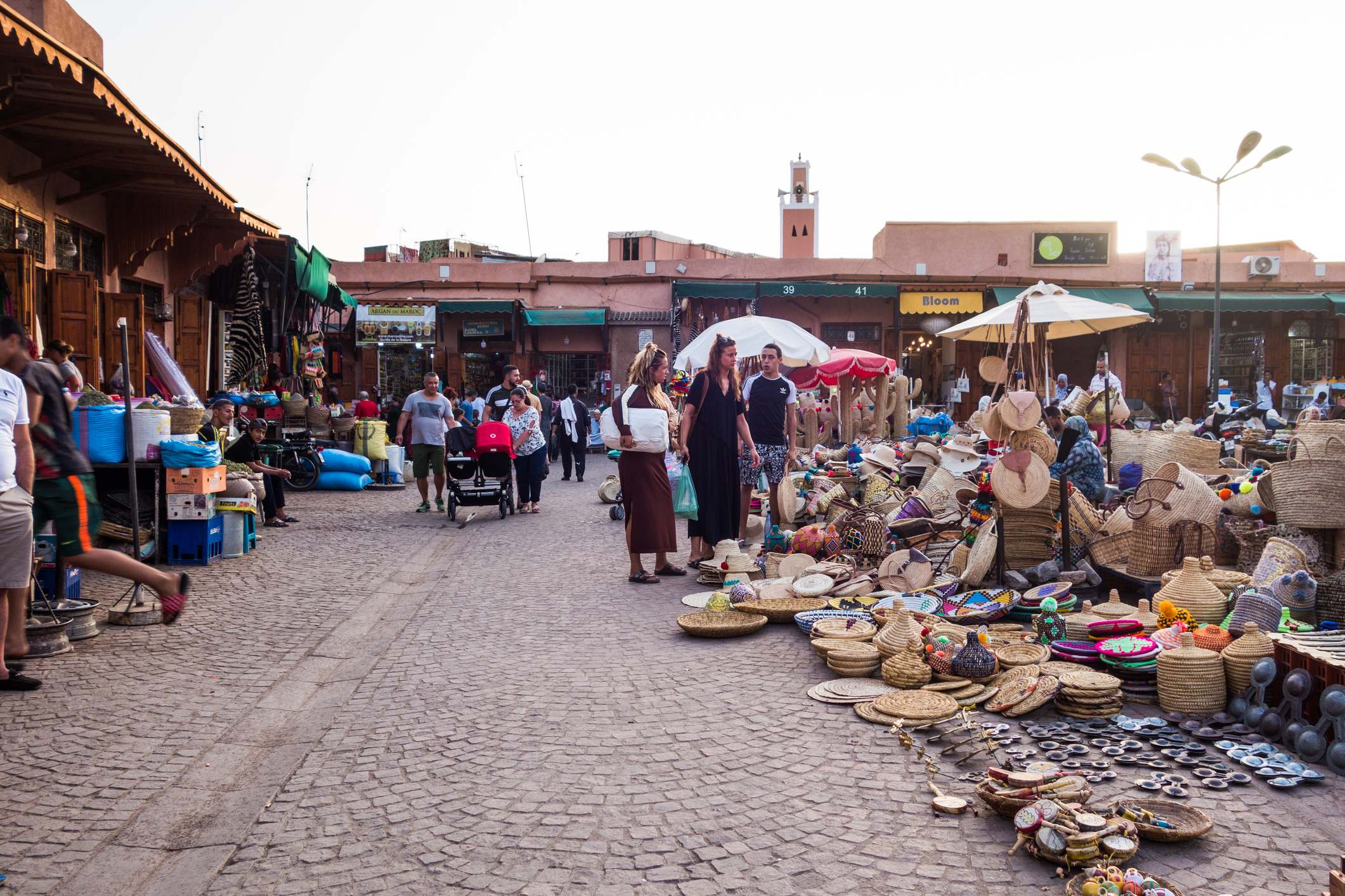 Fue al "mercado de móviles robados de Marruecos" en busca del suyo: esto es lo que encontró